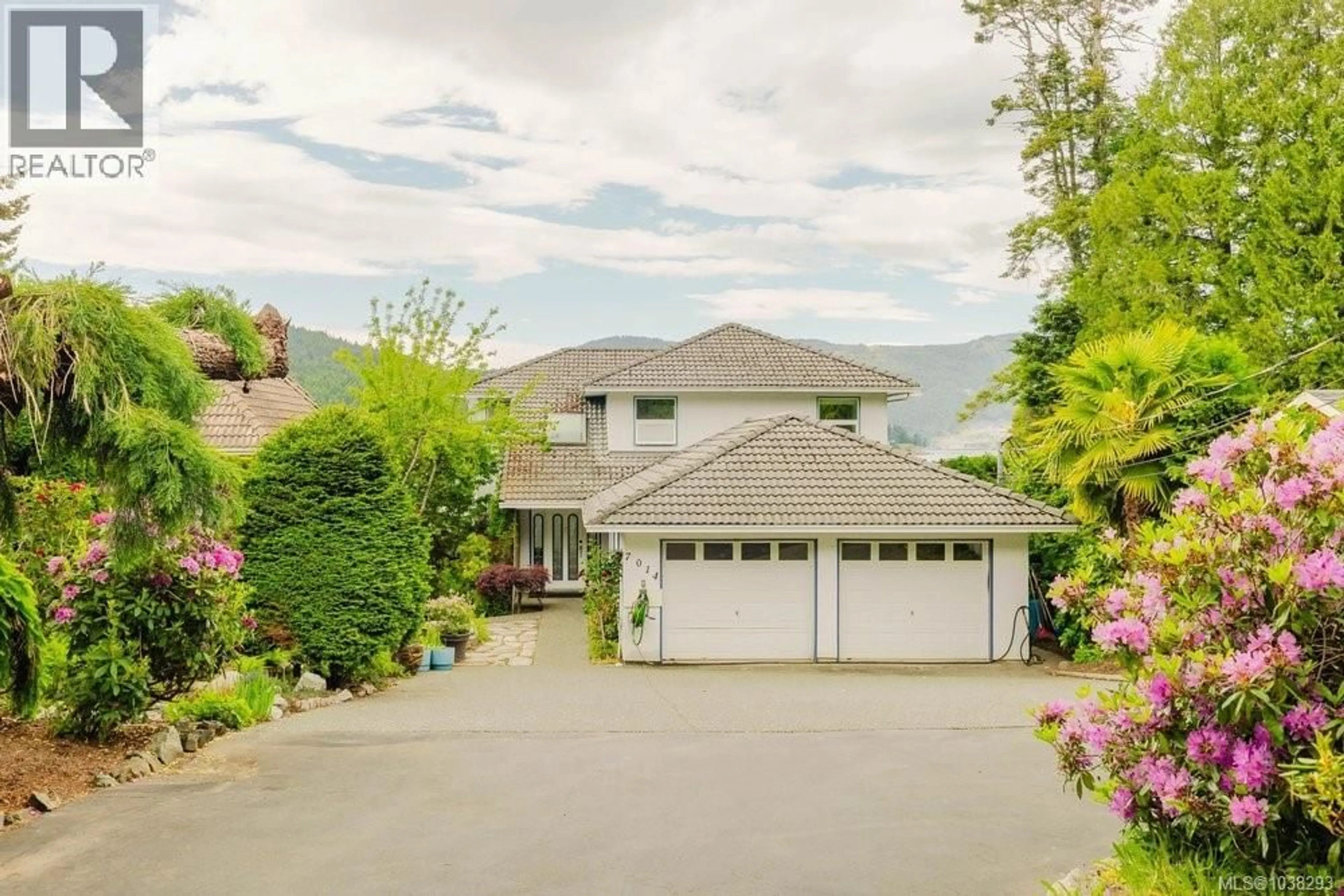 A pic from outside/outdoor area/front of a property/back of a property/a pic from drone, mountain view for 7014 BRENTWOOD DRIVE, Central Saanich British Columbia V8M1B4