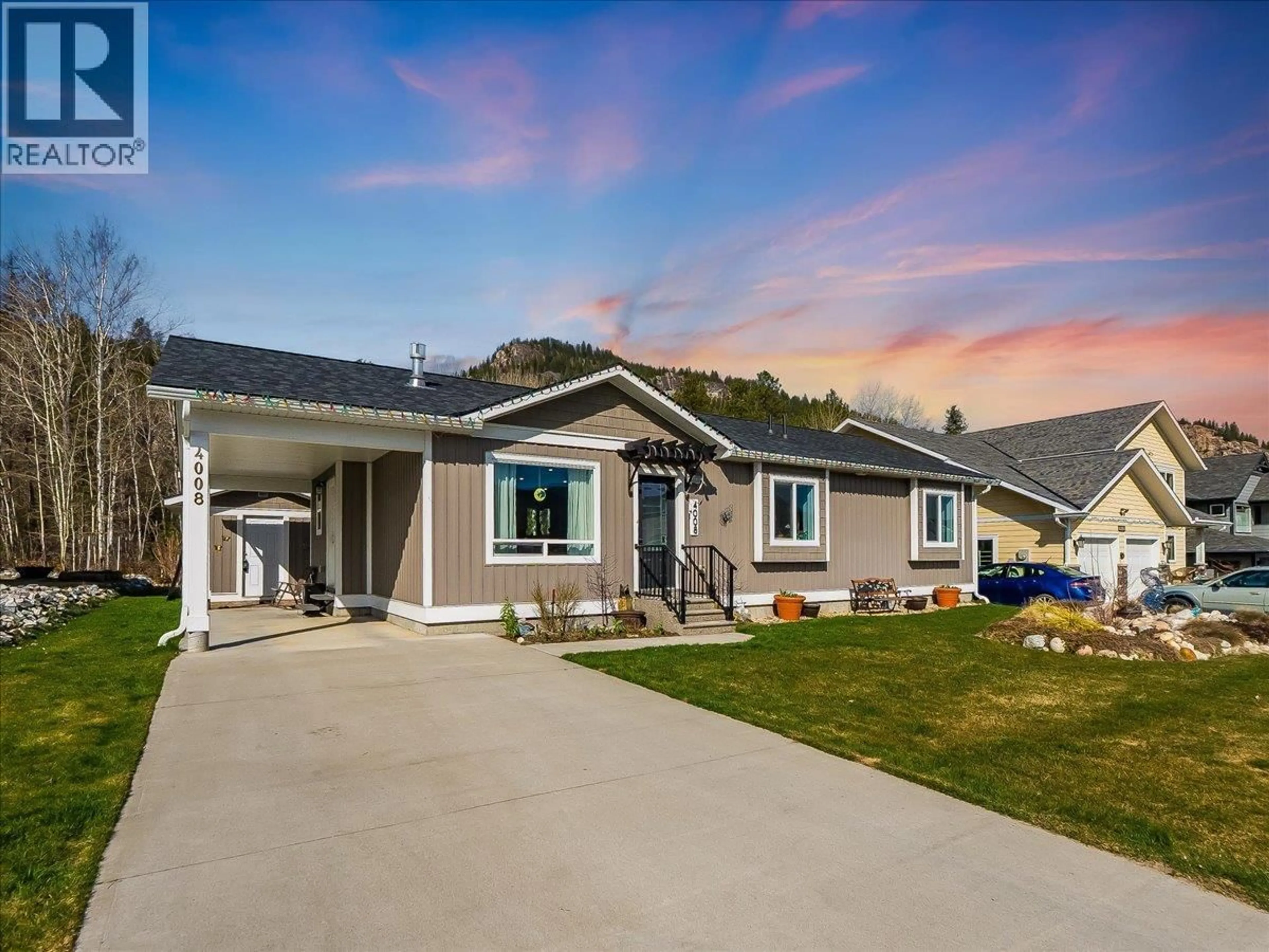 Home with vinyl exterior material, mountain view for 4008 16TH AVENUE, Castlegar British Columbia V1N4A2