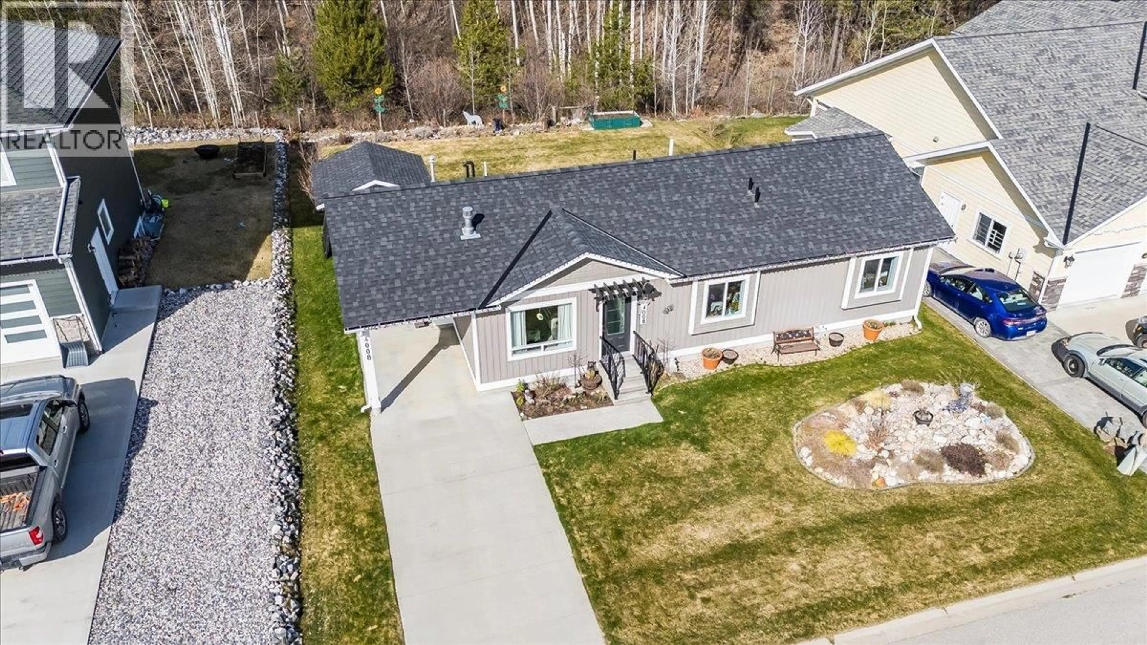 A pic from outside/outdoor area/front of a property/back of a property/a pic from drone, unknown for 4008 16TH AVENUE, Castlegar British Columbia V1N4A2