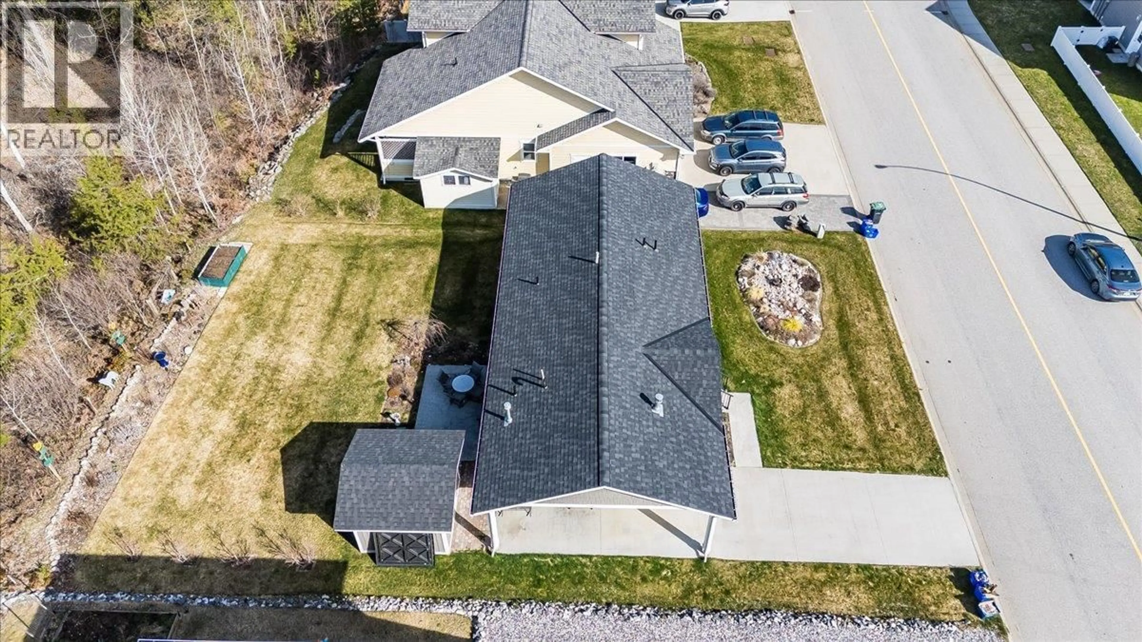 A pic from outside/outdoor area/front of a property/back of a property/a pic from drone, street for 4008 16TH AVENUE, Castlegar British Columbia V1N4A2