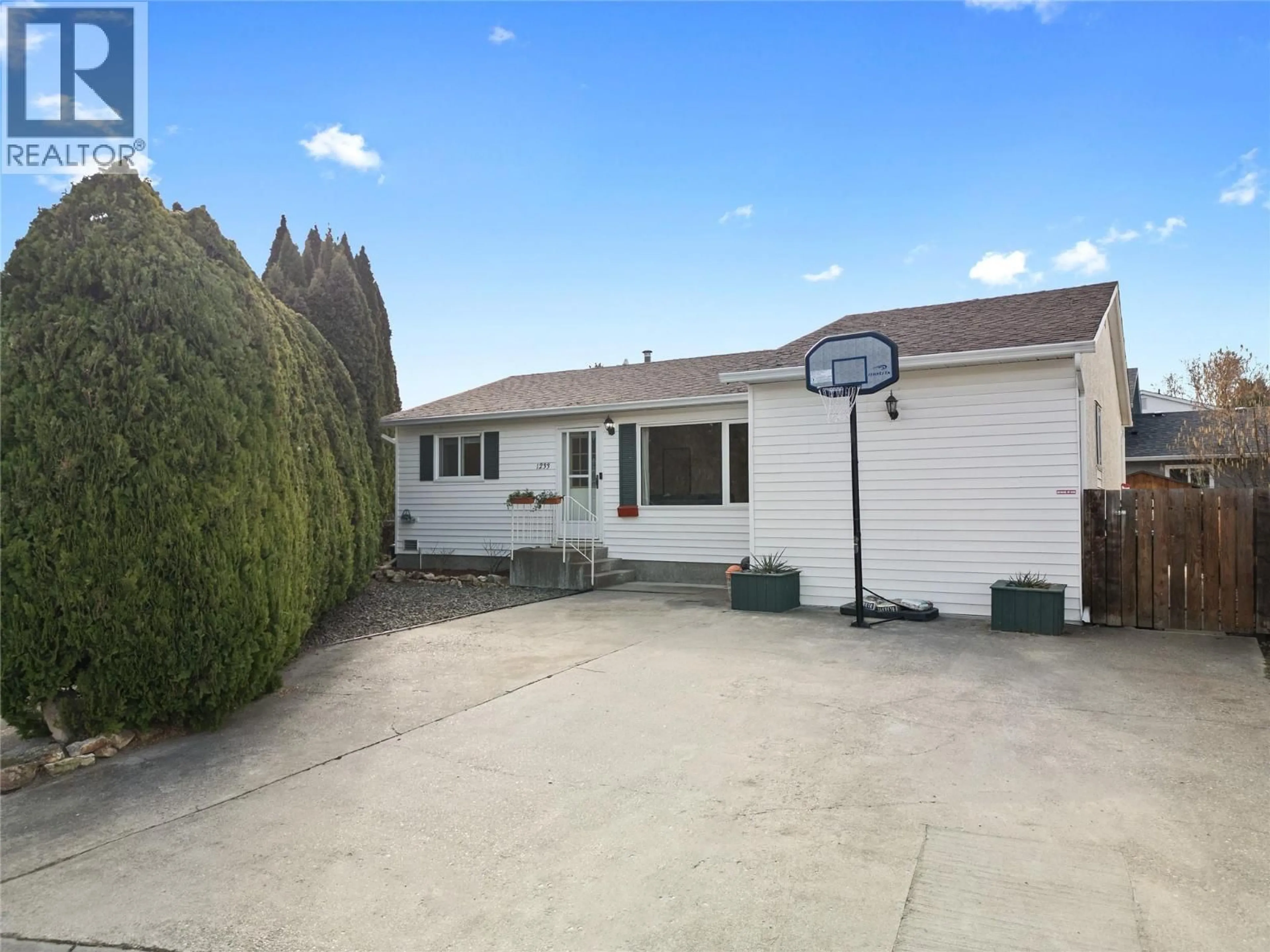 A pic from outside/outdoor area/front of a property/back of a property/a pic from drone, street for 1233 TURRI AVENUE, Kelowna British Columbia V1Y8N7