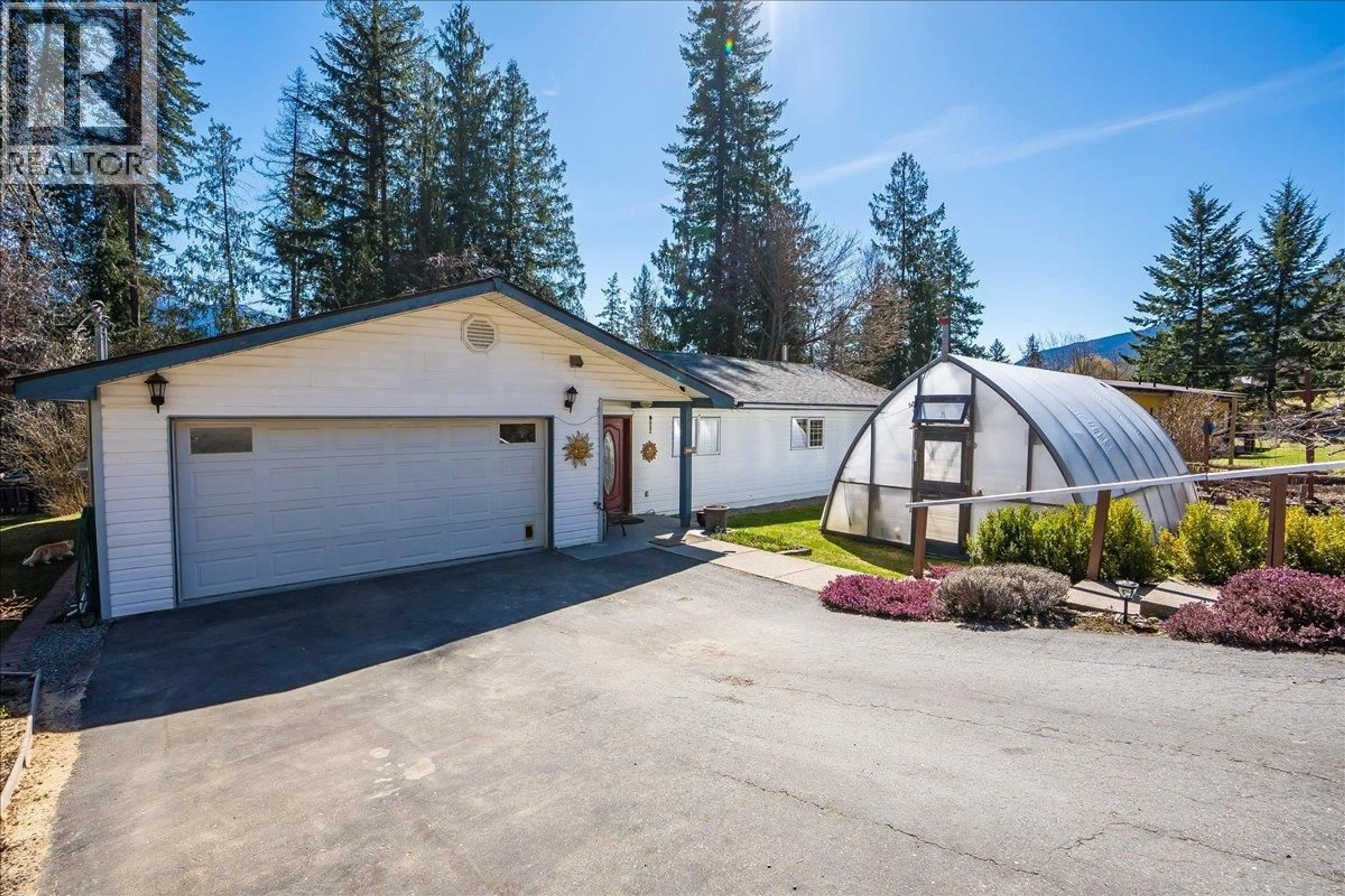 A pic from outside/outdoor area/front of a property/back of a property/a pic from drone, mountain view for 210 BAYVIEW STREET, Kaslo British Columbia V1L1M0