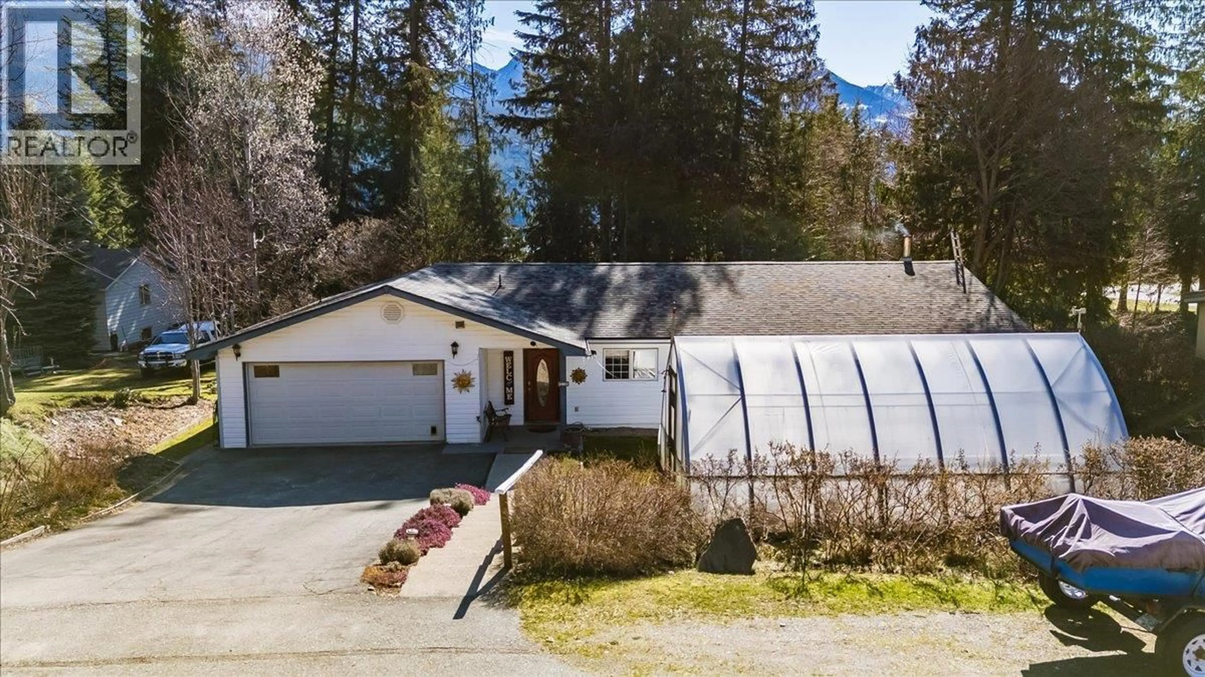 A pic from outside/outdoor area/front of a property/back of a property/a pic from drone, mountain view for 210 BAYVIEW STREET, Kaslo British Columbia V1L1M0