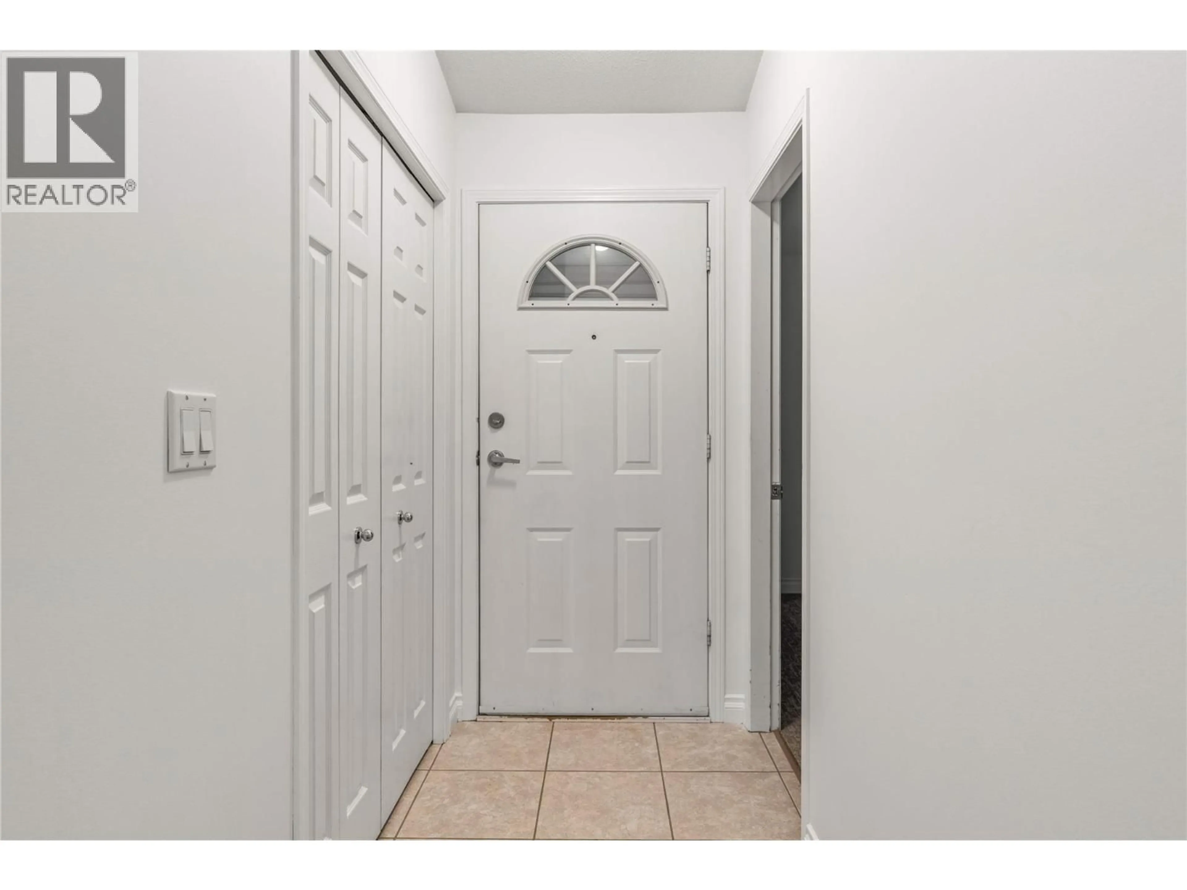 Indoor entryway for 3 - 3502 24 AVENUE, Vernon British Columbia V1T1L8