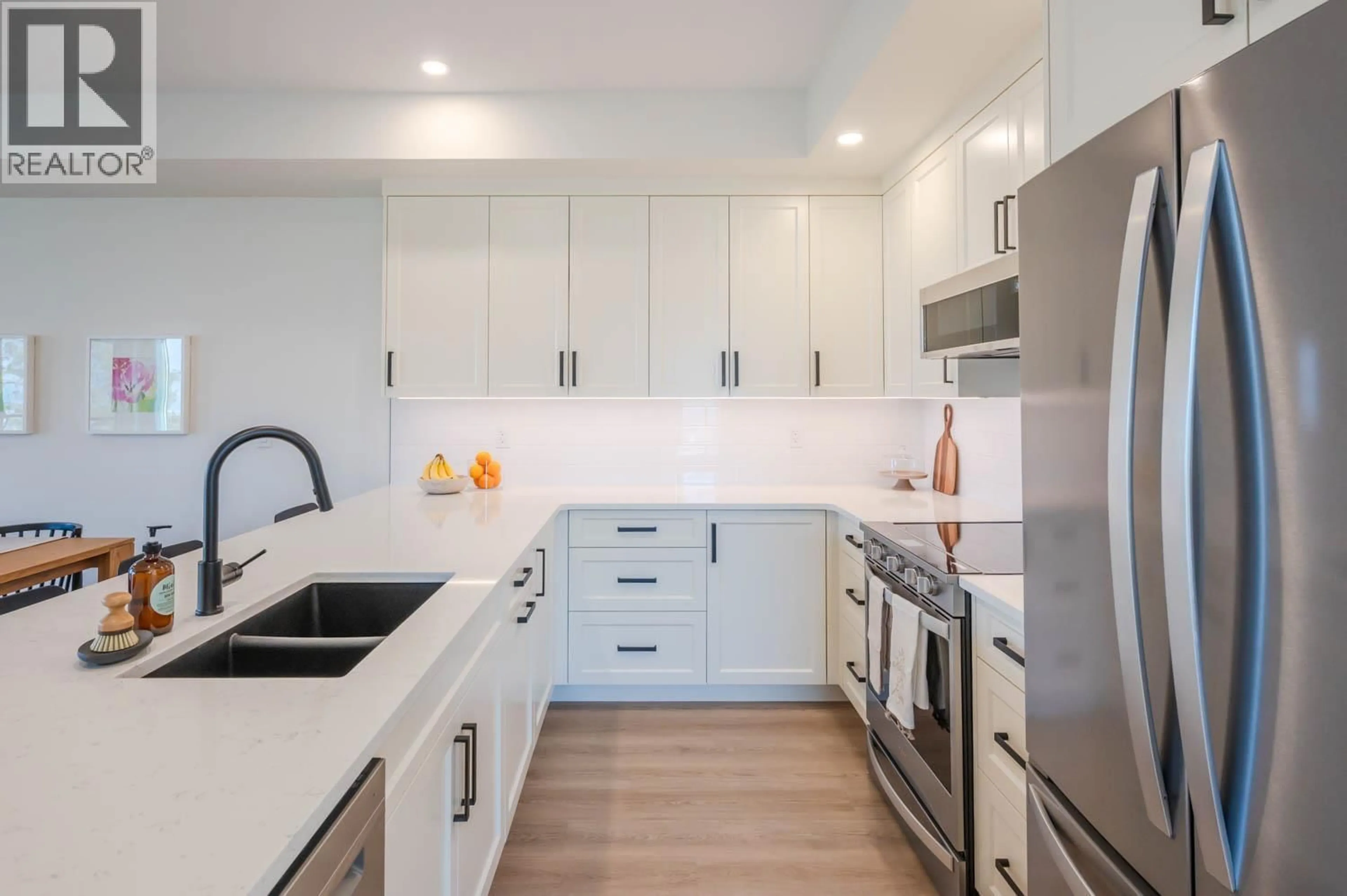 Contemporary kitchen, ceramic/tile floor for 109 - 158 DEER PLACE, Penticton British Columbia V2A0J7