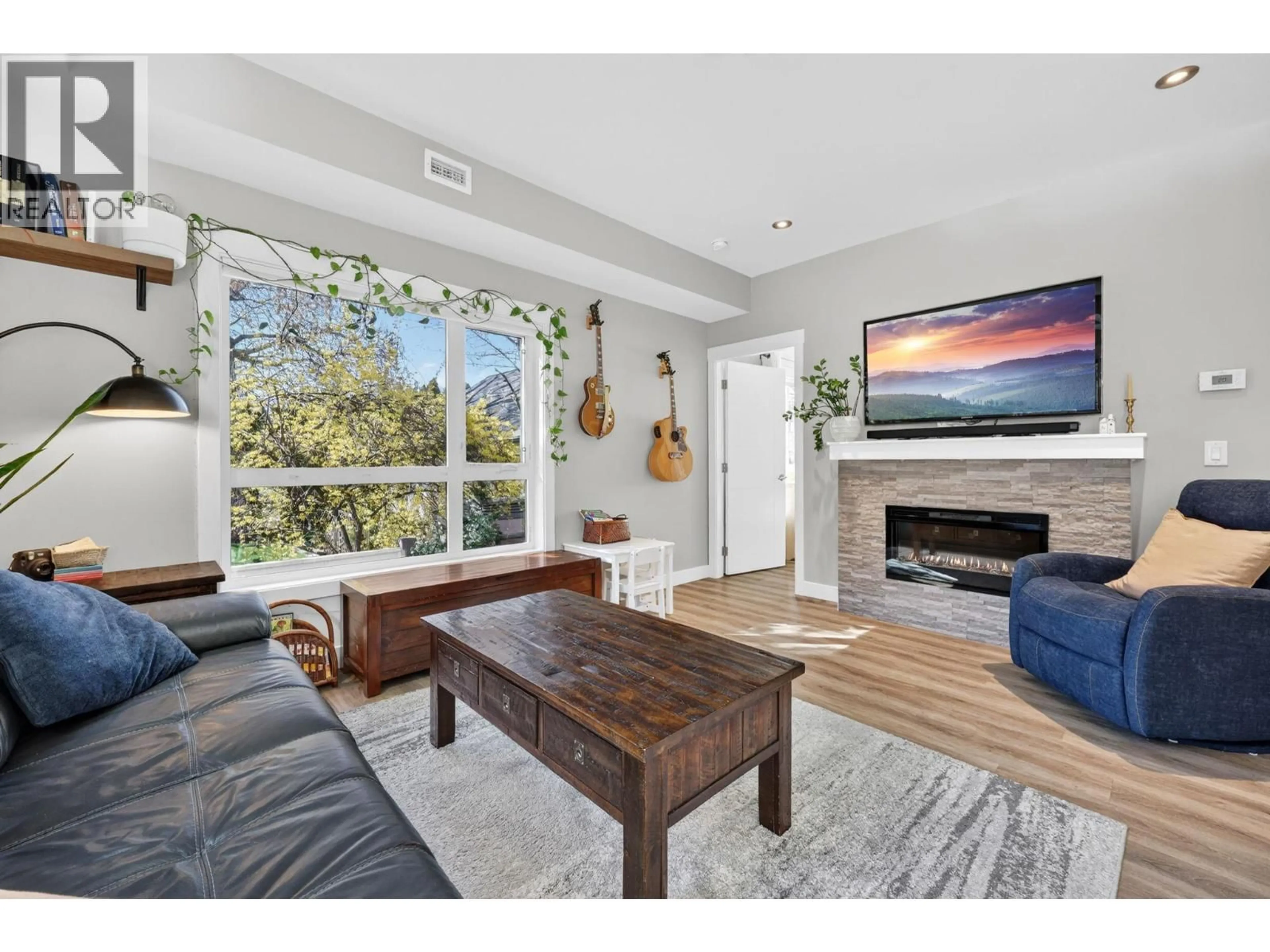 Living room with furniture, wood/laminate floor for 108 - 1883 WATER STREET, Kelowna British Columbia V1Y1K4