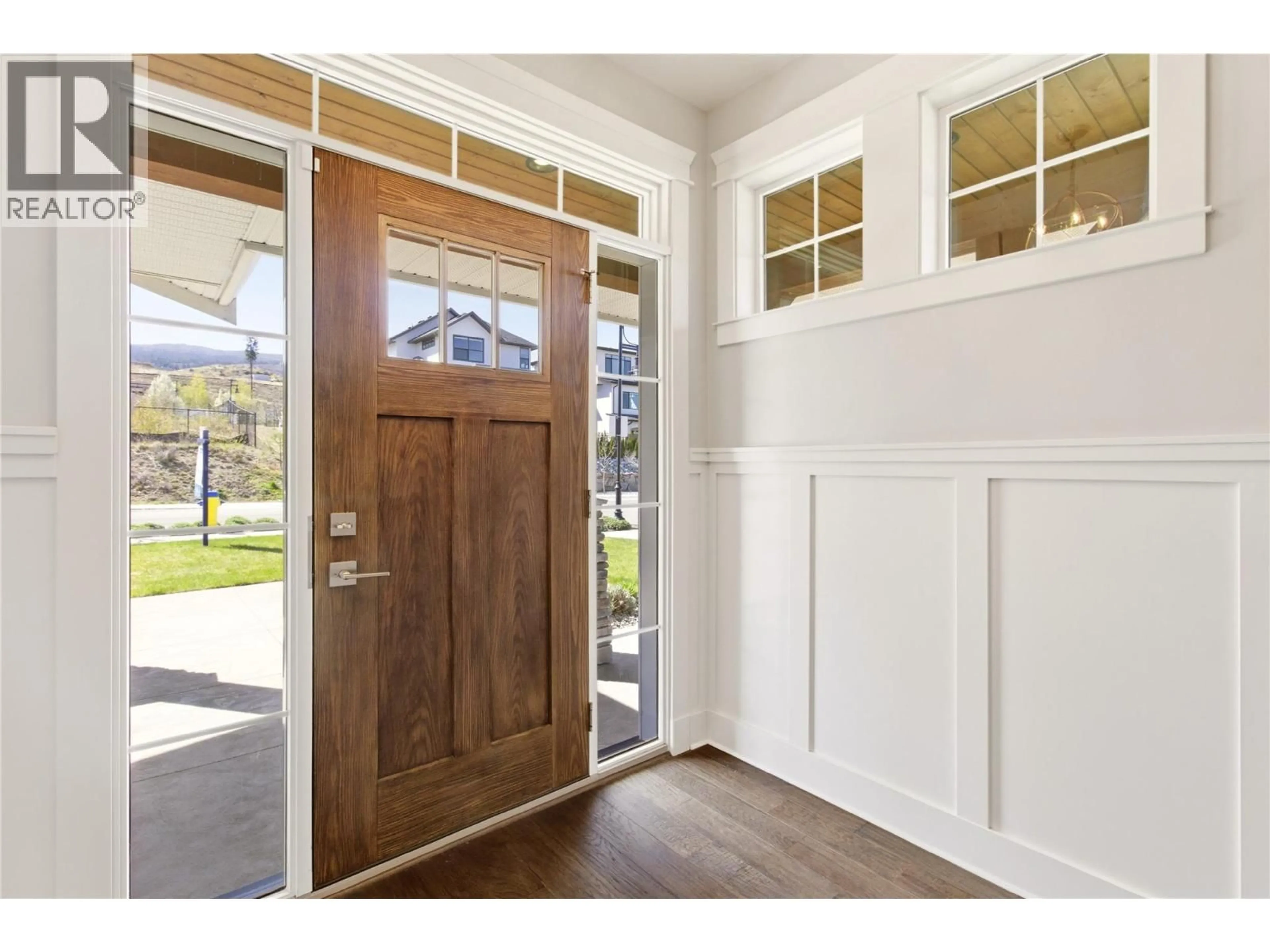 Indoor entryway for 1398 FAWN RUN DRIVE, Kelowna British Columbia V1W5L3