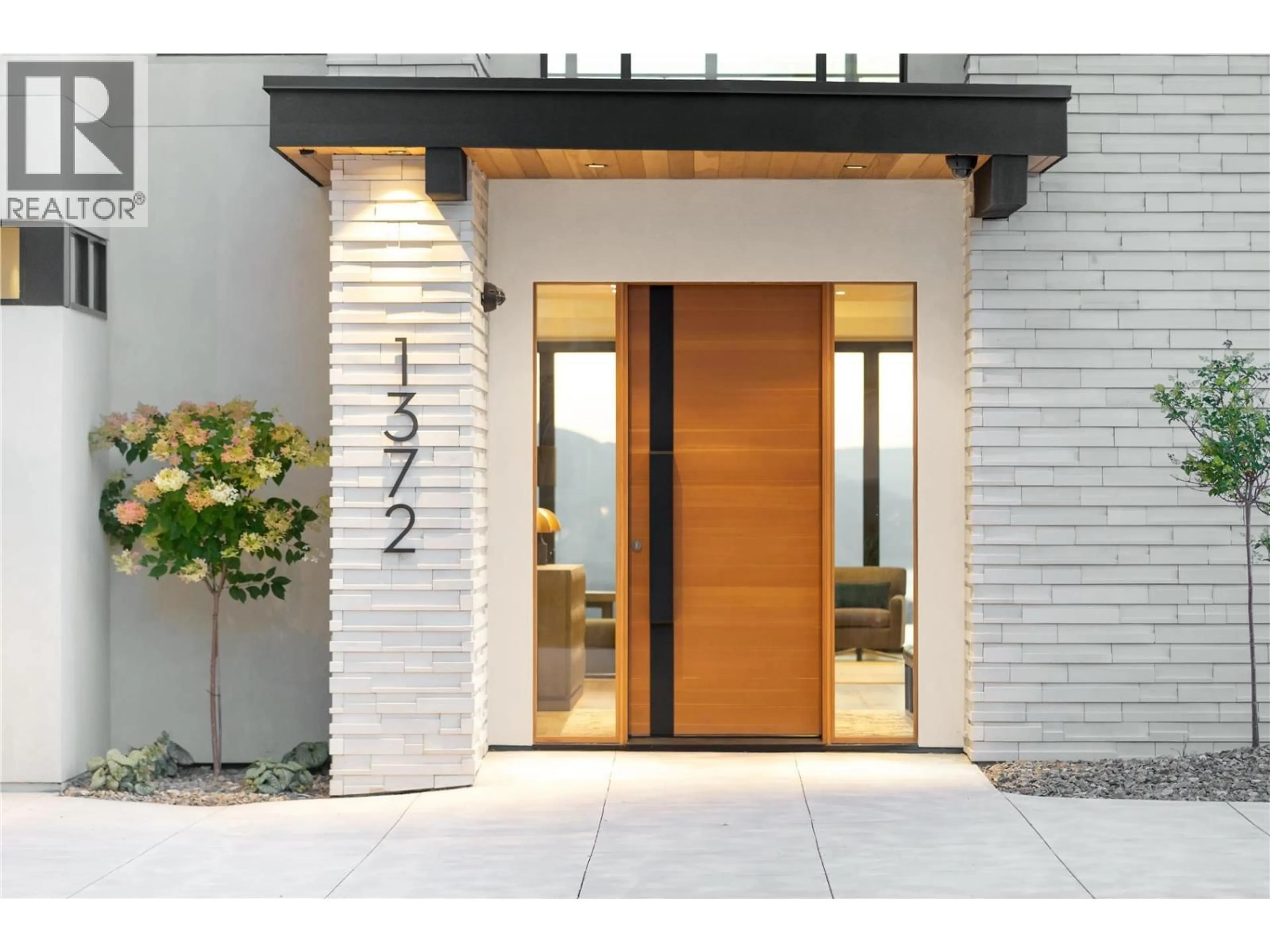 Indoor entryway for 1372 MINE HILL DRIVE, Kelowna British Columbia V1P1S5