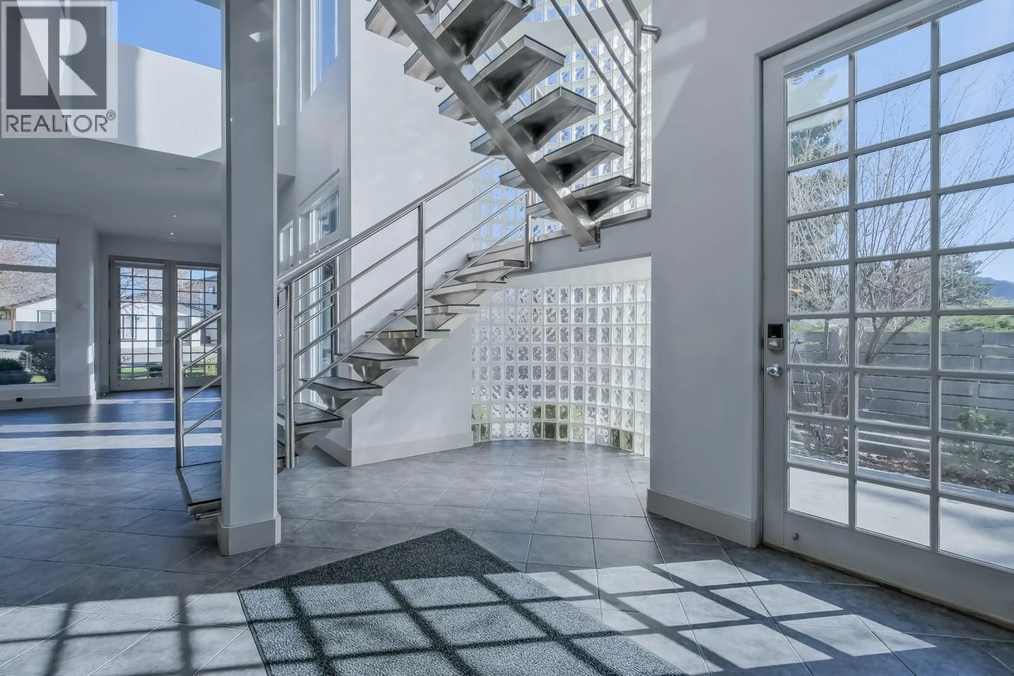 Indoor foyer for 839 MANHATTAN DRIVE, Kelowna British Columbia V1Y1H6