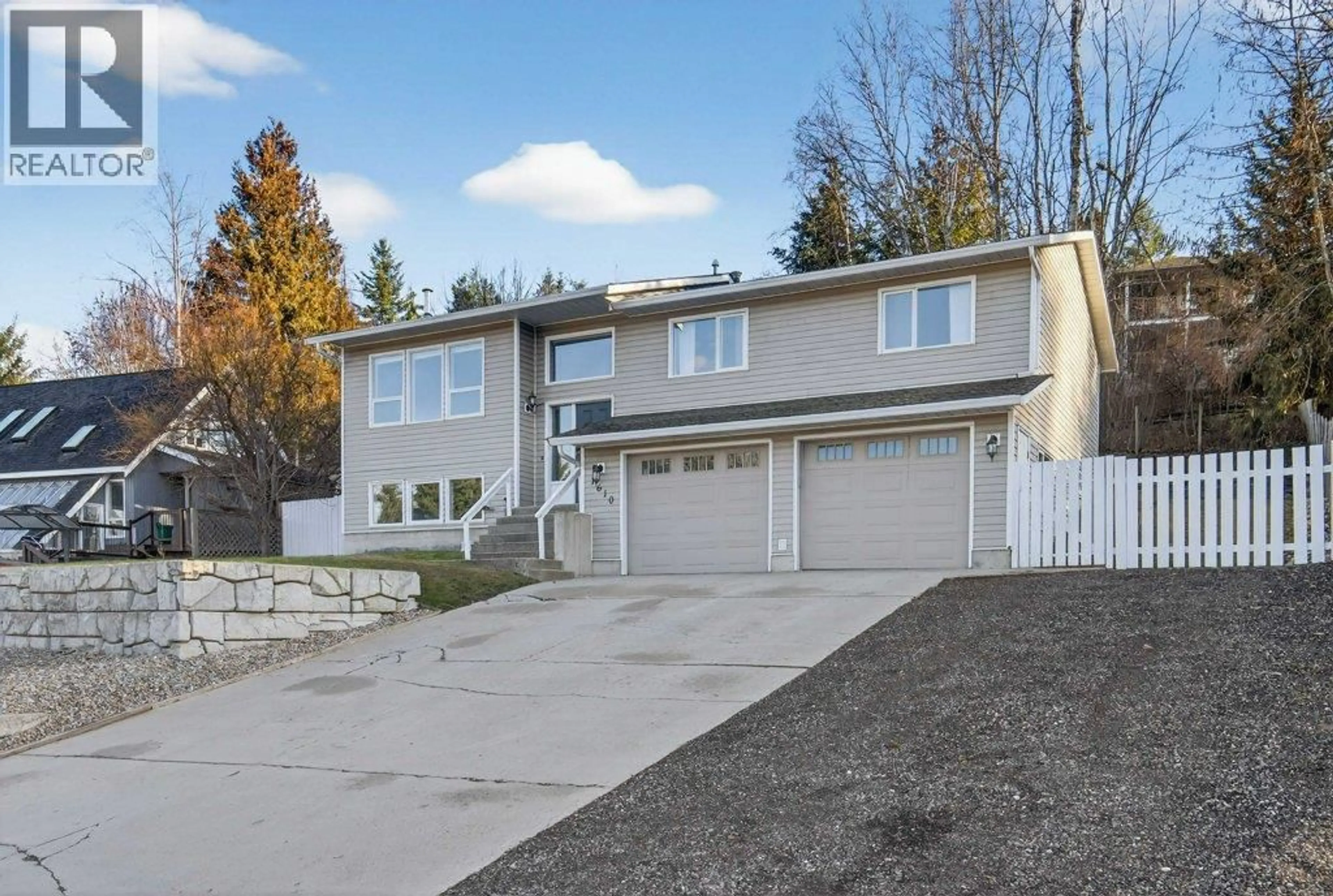 Home with vinyl exterior material, street for 1610 16 AVENUE SOUTHEAST, Salmon Arm British Columbia V1E2M7
