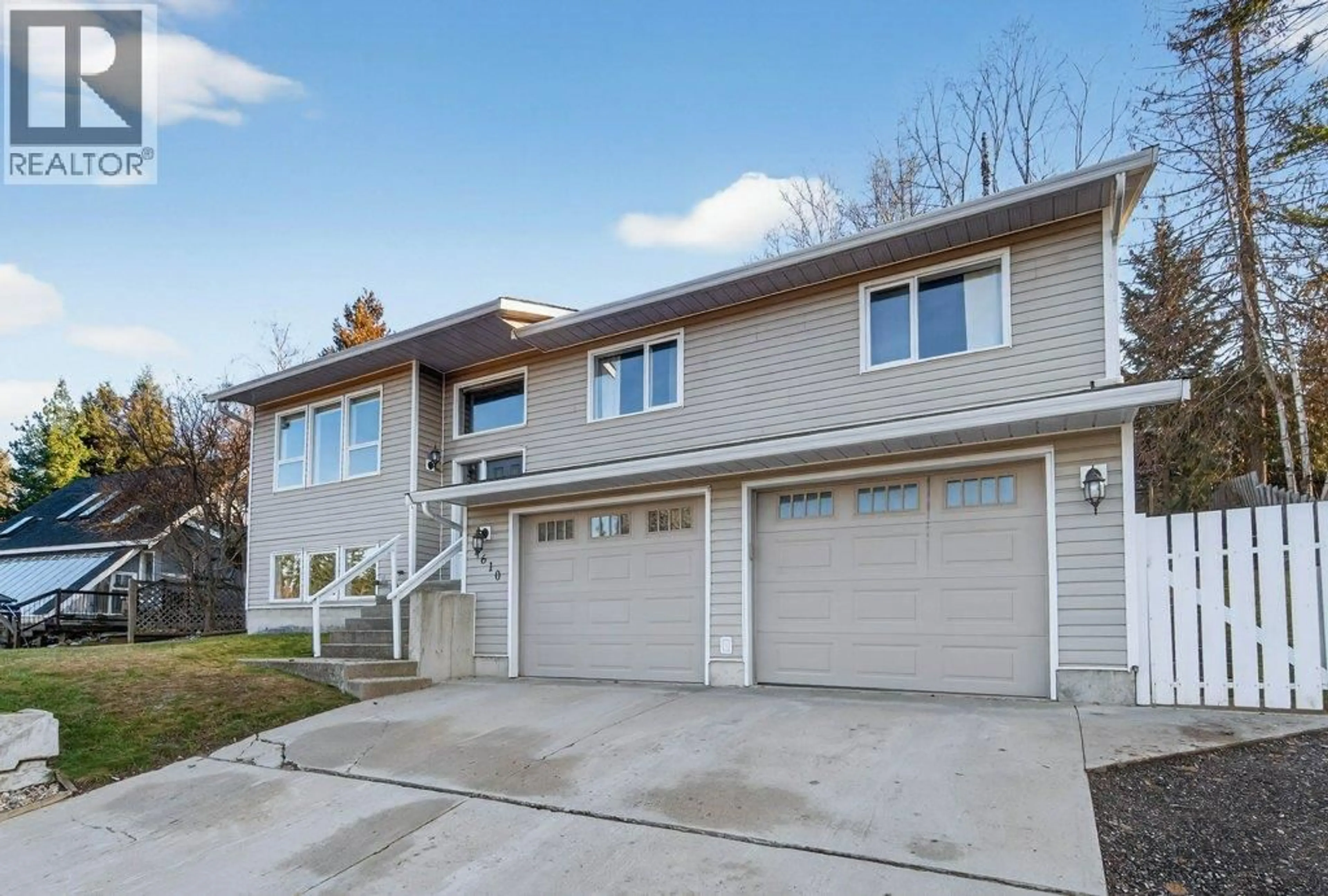 Home with vinyl exterior material, street for 1610 16 AVENUE SOUTHEAST, Salmon Arm British Columbia V1E2M7