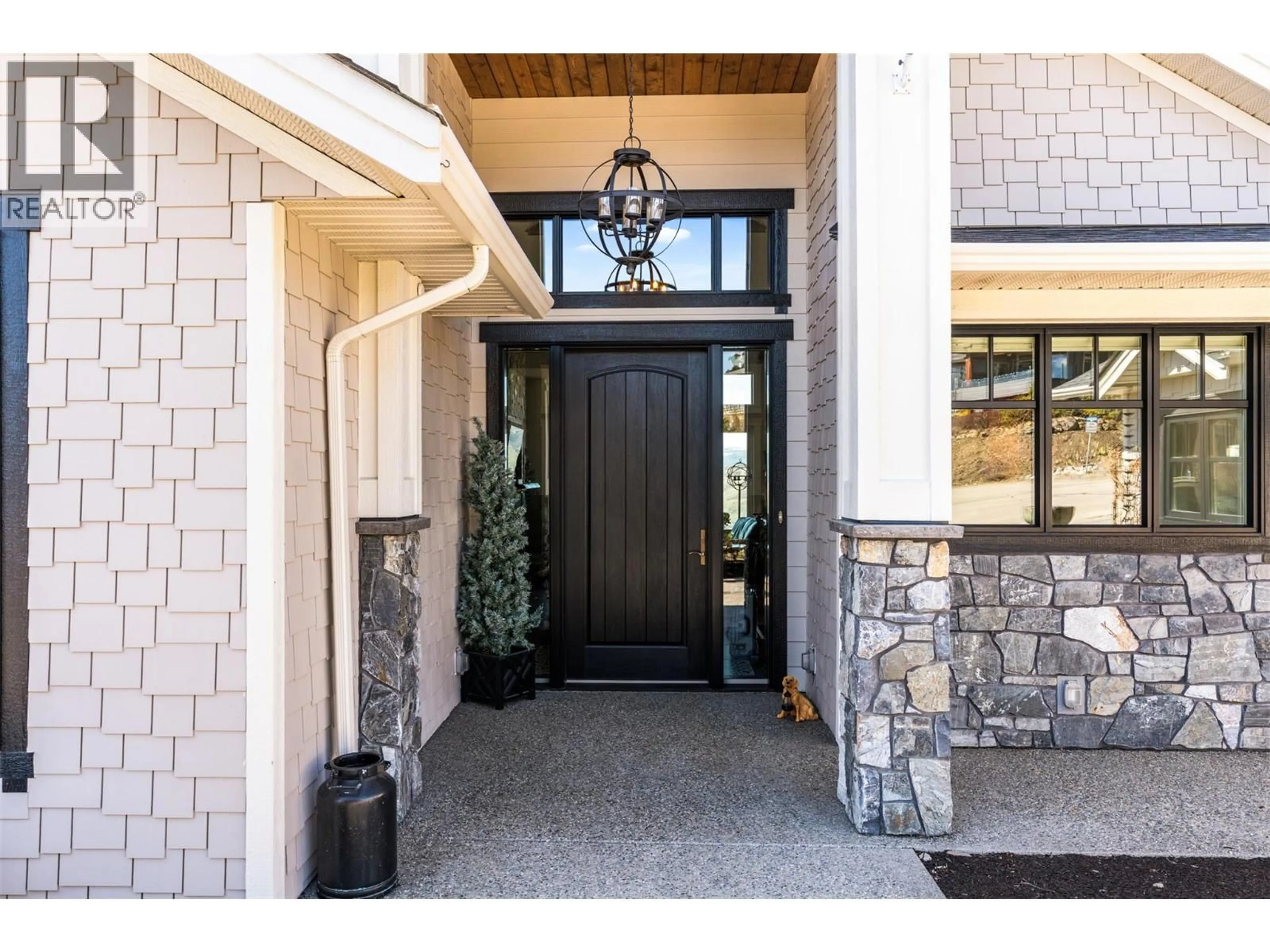 Indoor entryway for 1548 PHOENIX DRIVE, Vernon British Columbia V1B4B3