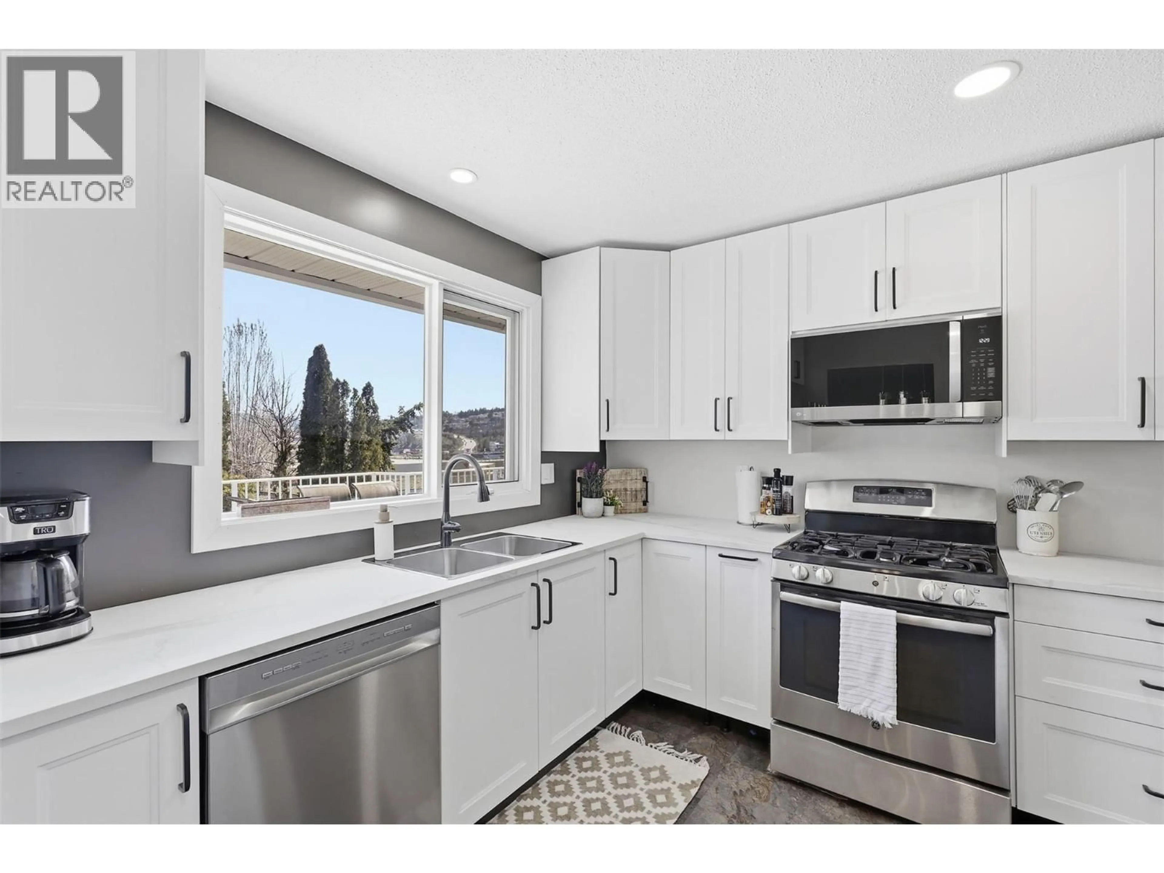 Open concept kitchen, ceramic/tile floor for 1515 CASCADE STREET, Kamloops British Columbia V2E1C1