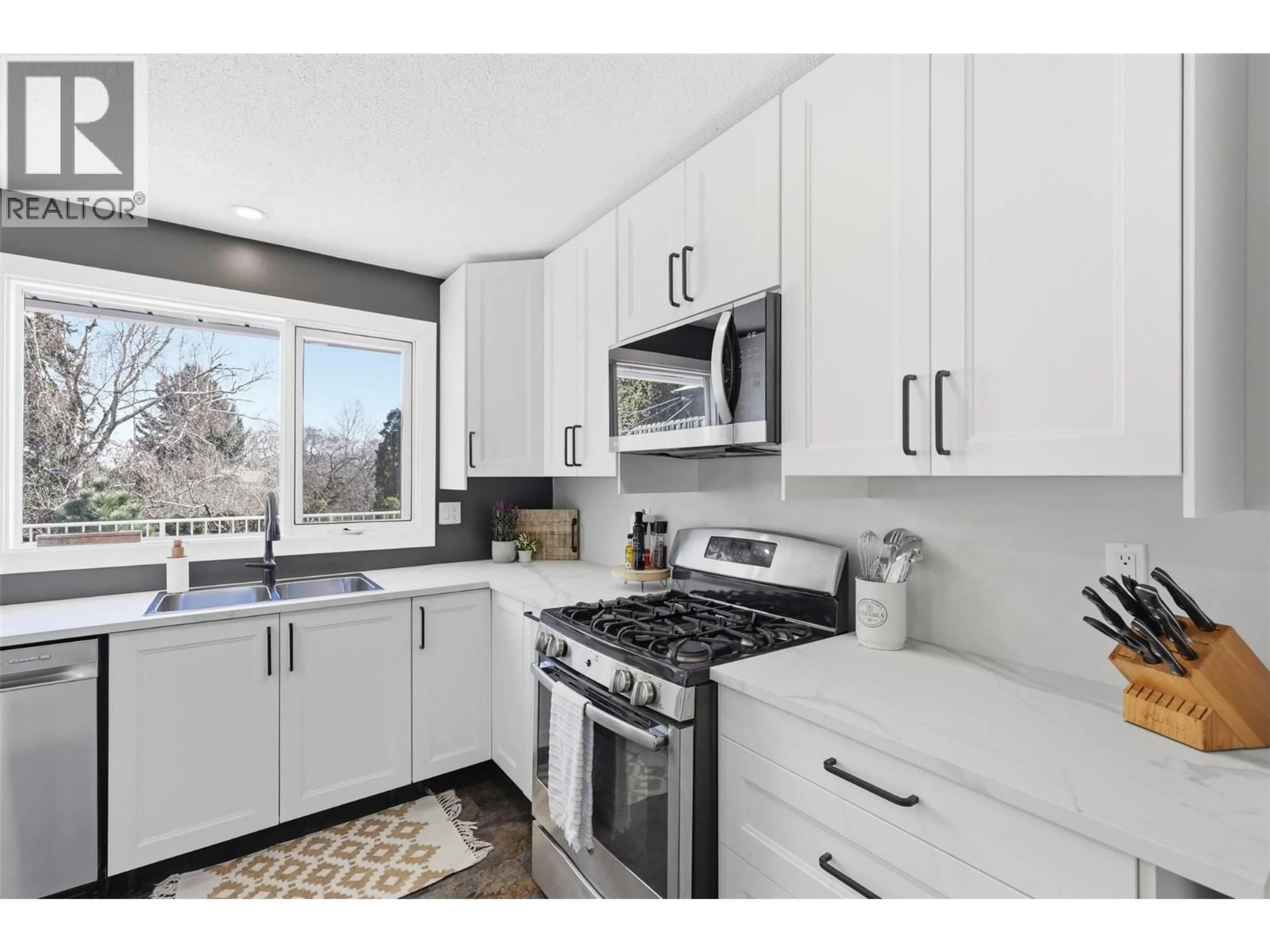Open concept kitchen, unknown for 1515 CASCADE STREET, Kamloops British Columbia V2E1C1