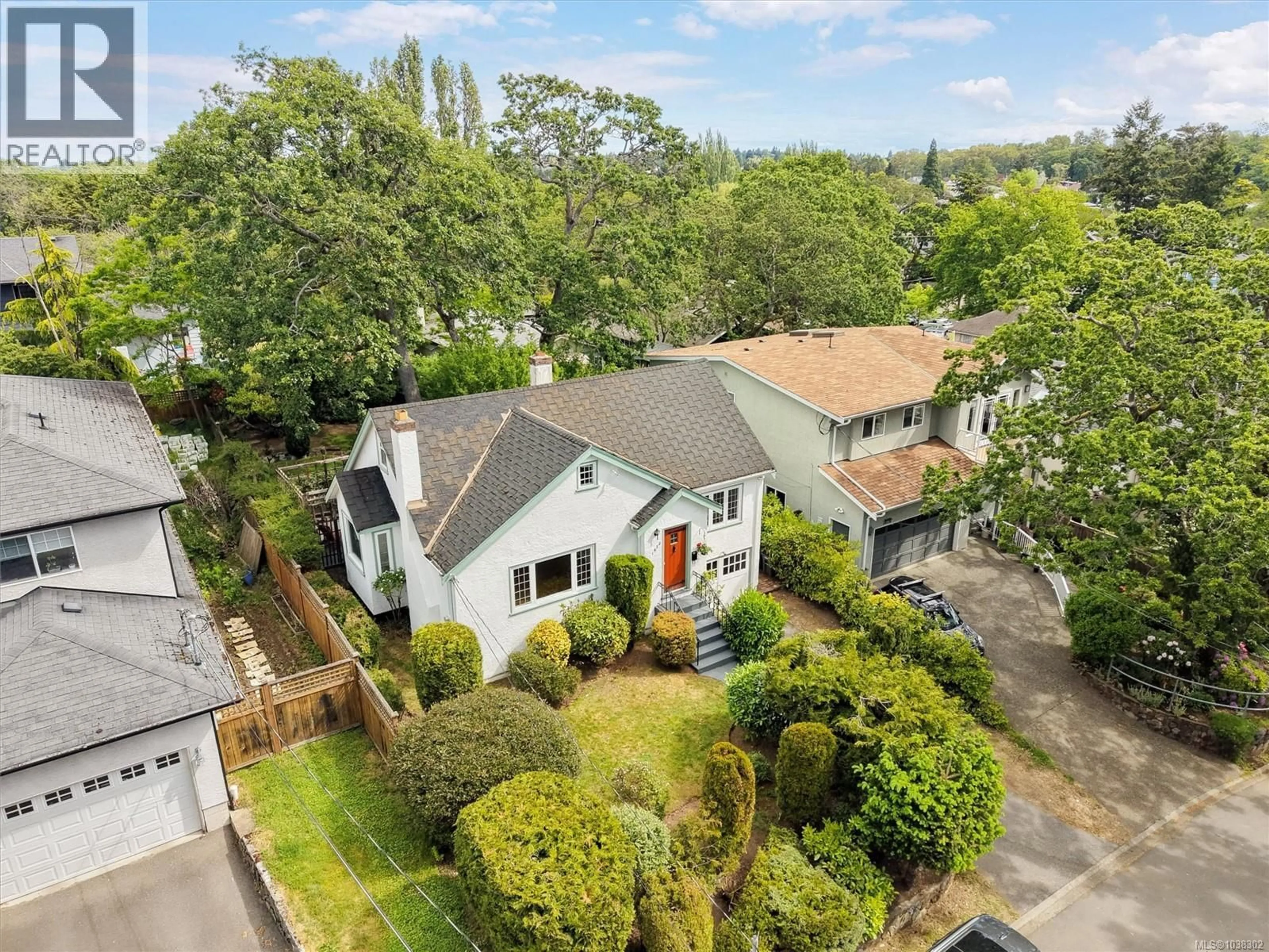 A pic from outside/outdoor area/front of a property/back of a property/a pic from drone, street for 1670 KISBER AVENUE, Saanich British Columbia V8P2W6