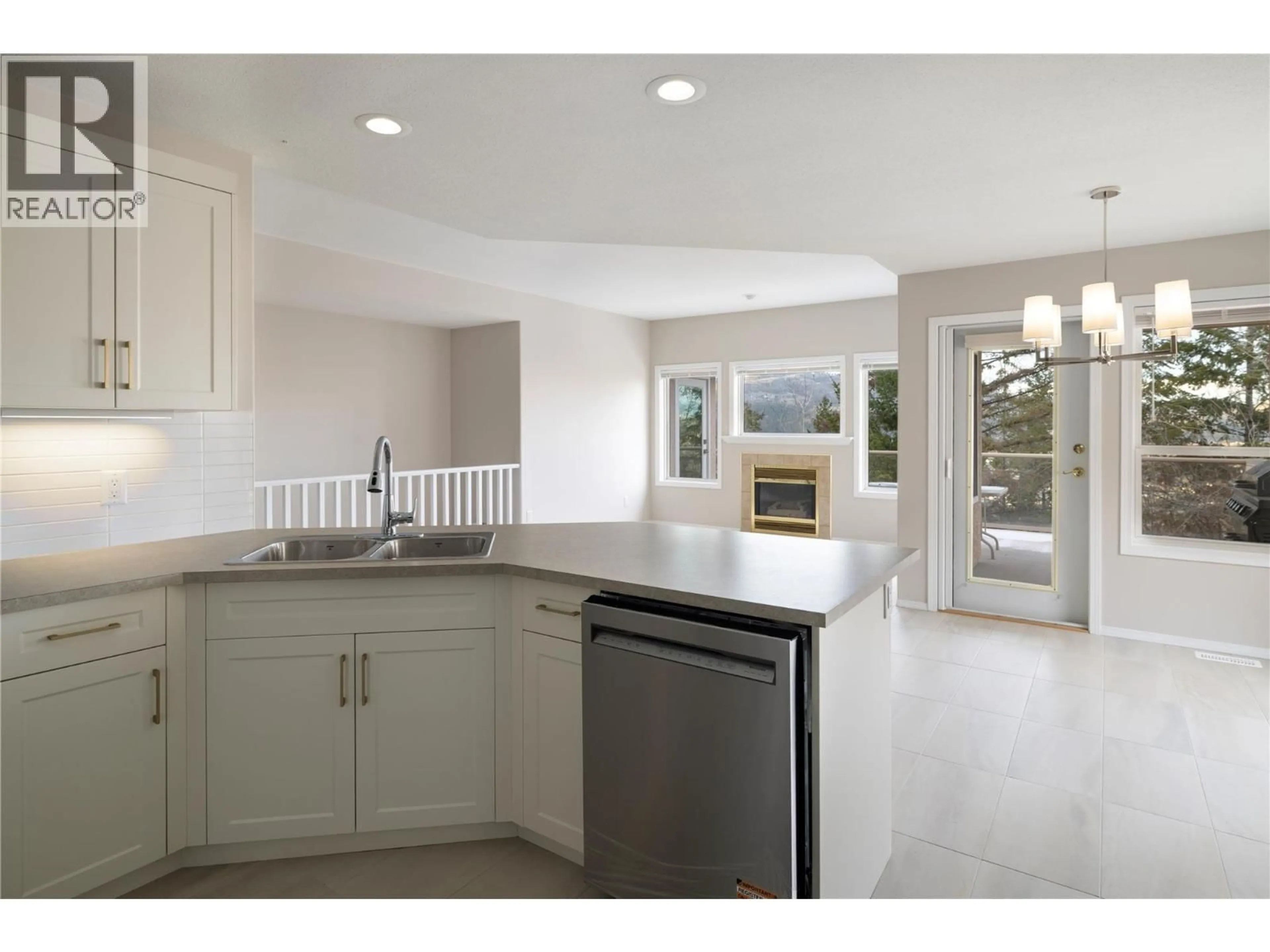 Open concept kitchen, ceramic/tile floor for 14 - 2300 SILVER PLACE, Kelowna British Columbia V1V2L5