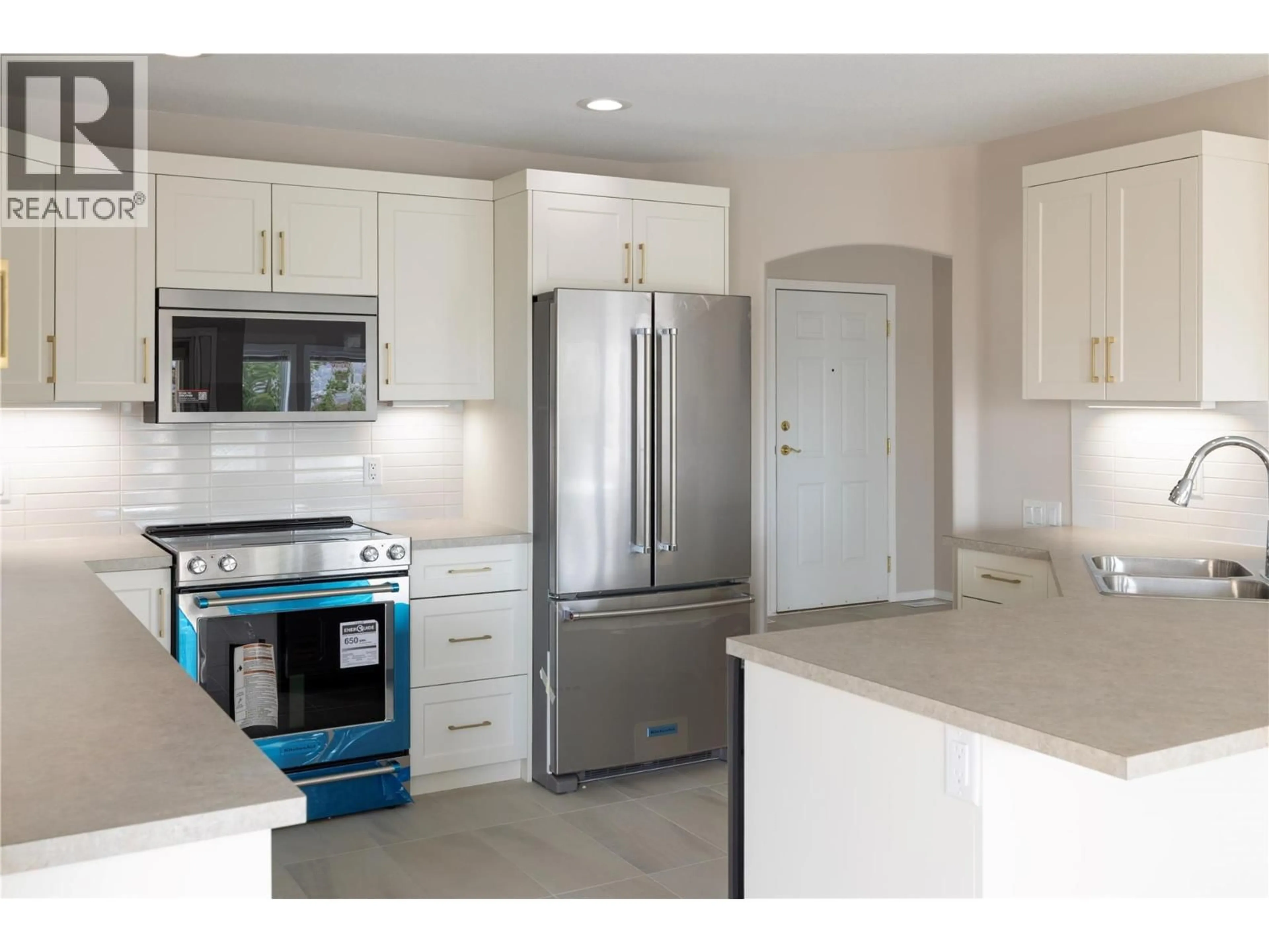 Open concept kitchen, ceramic/tile floor for 14 - 2300 SILVER PLACE, Kelowna British Columbia V1V2L5