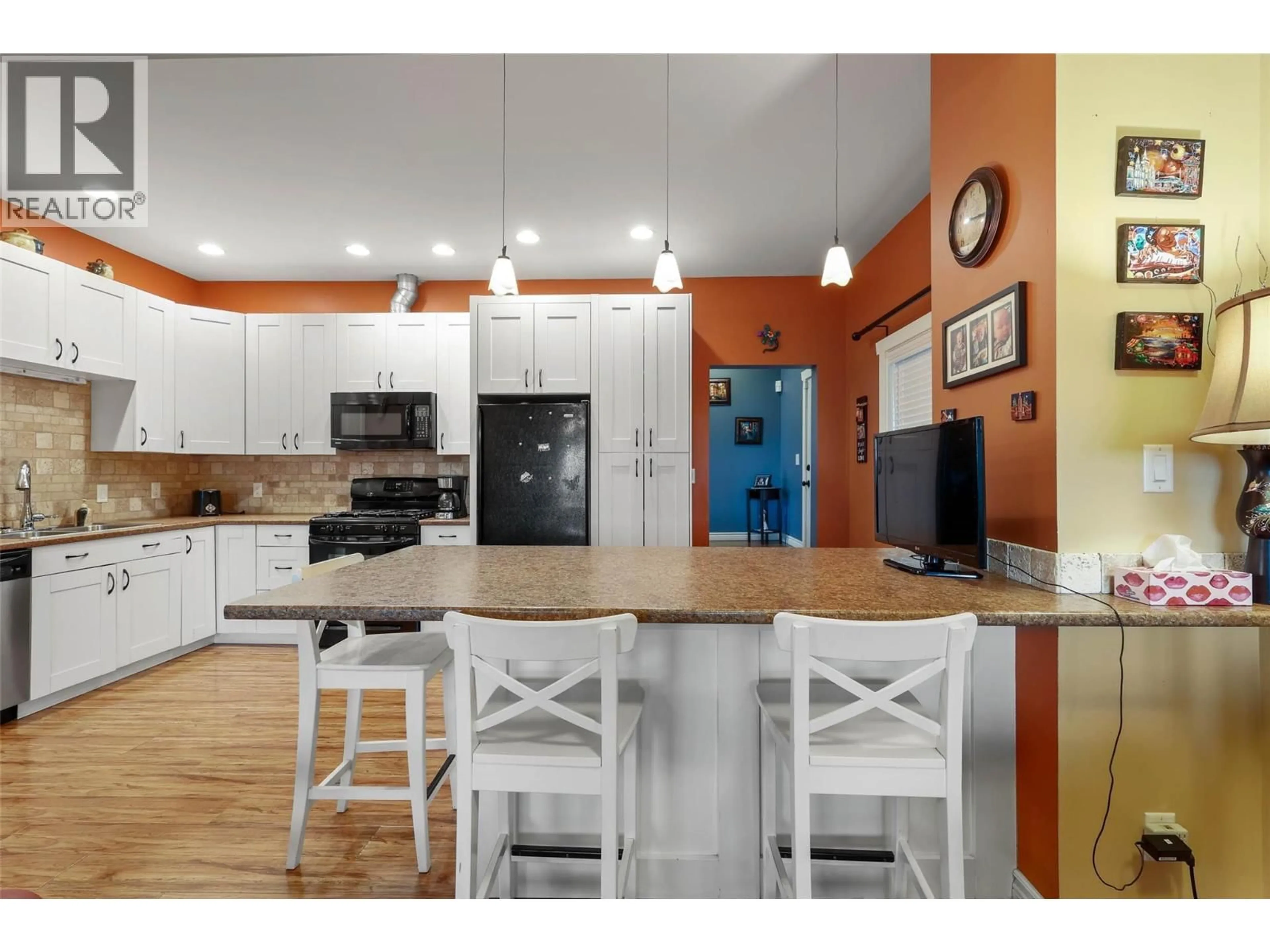 Open concept kitchen, unknown for 647 HEMLOCK STREET, Kamloops British Columbia V2C1C6