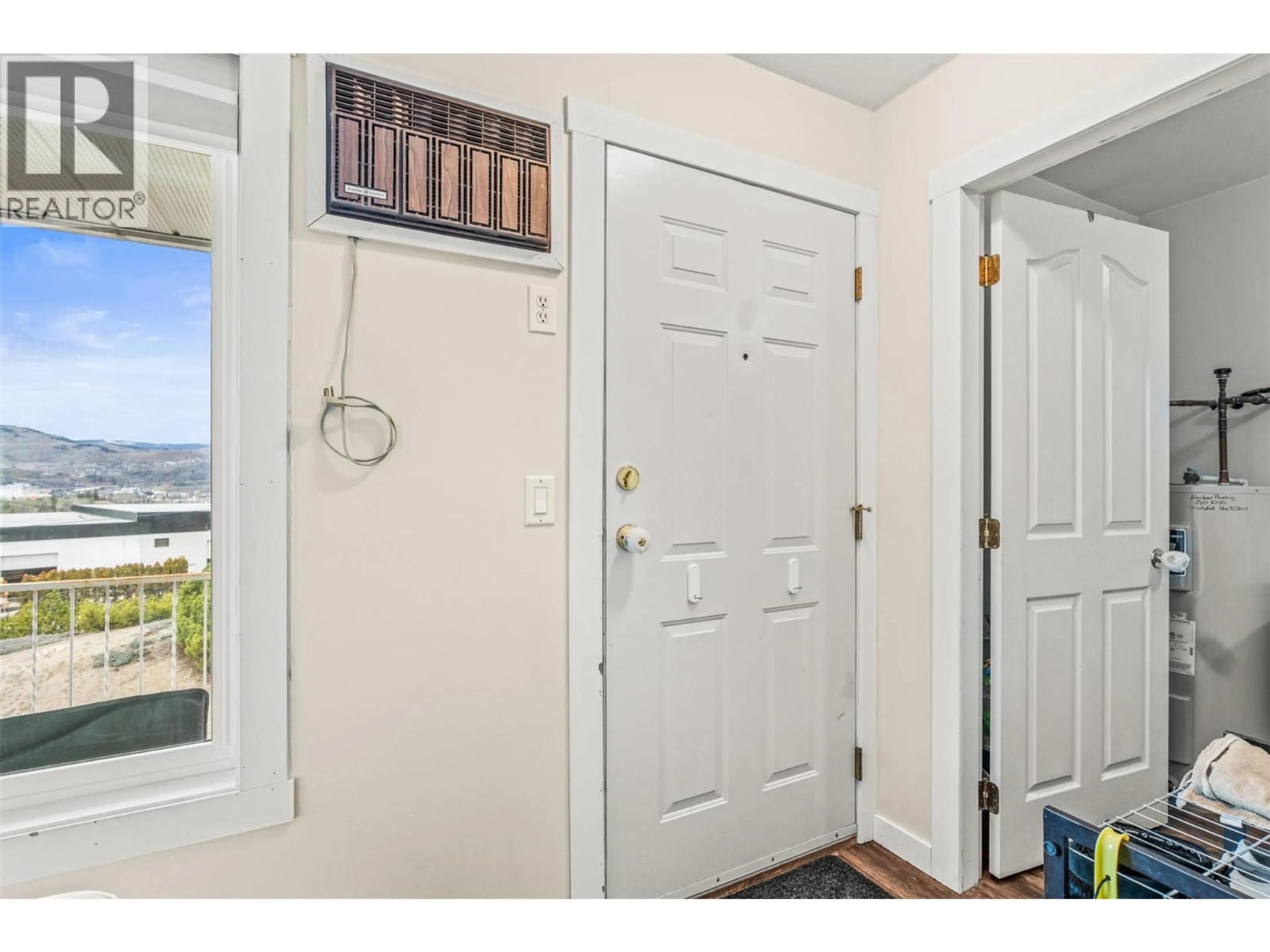 Indoor entryway for 204 - 1041 MIDDLETON WAY, Vernon British Columbia V1B2N3