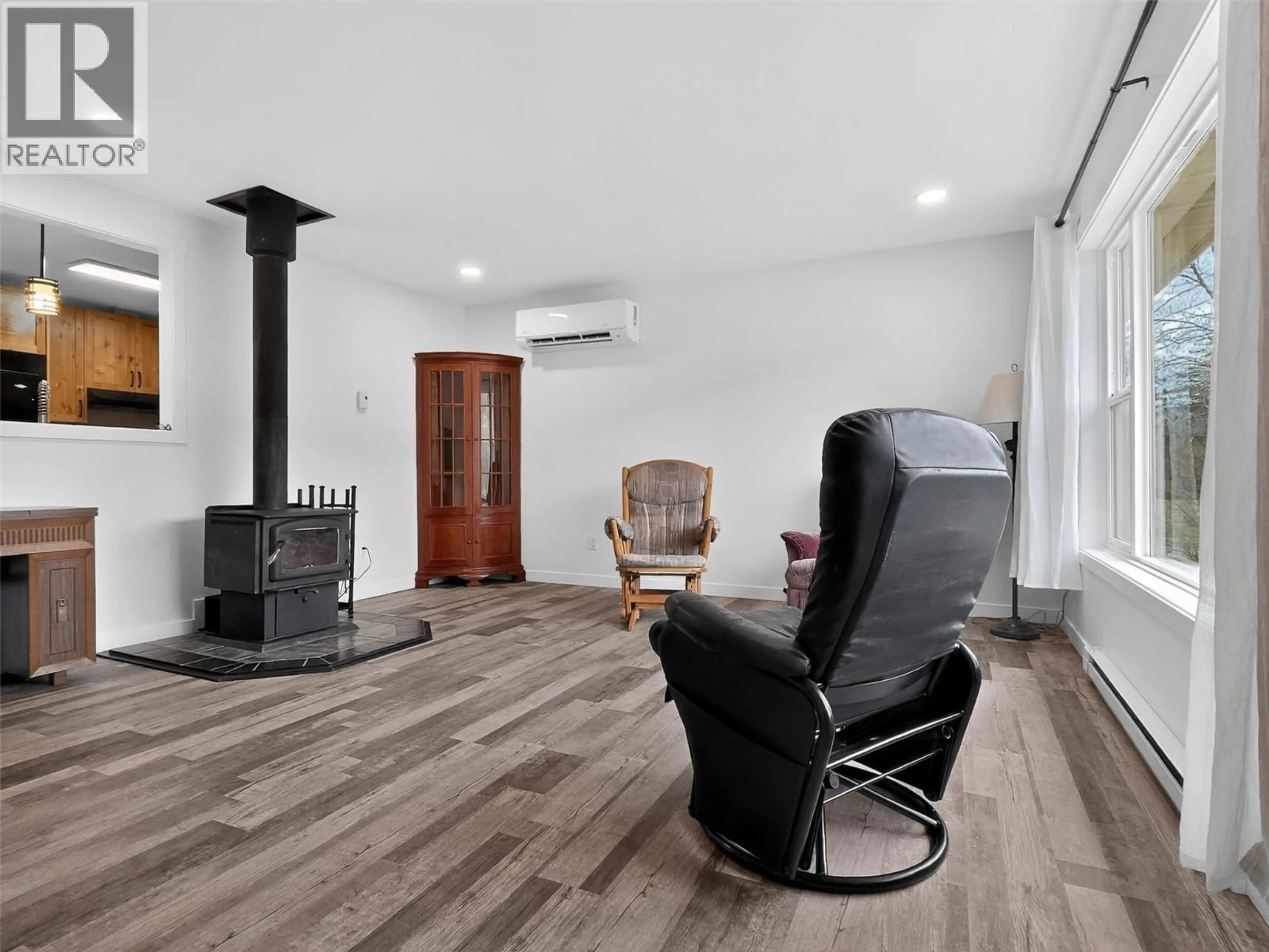 Living room with furniture, unknown for 4032 HILLS FRONTAGE ROAD, Cache Creek British Columbia V0K1H0