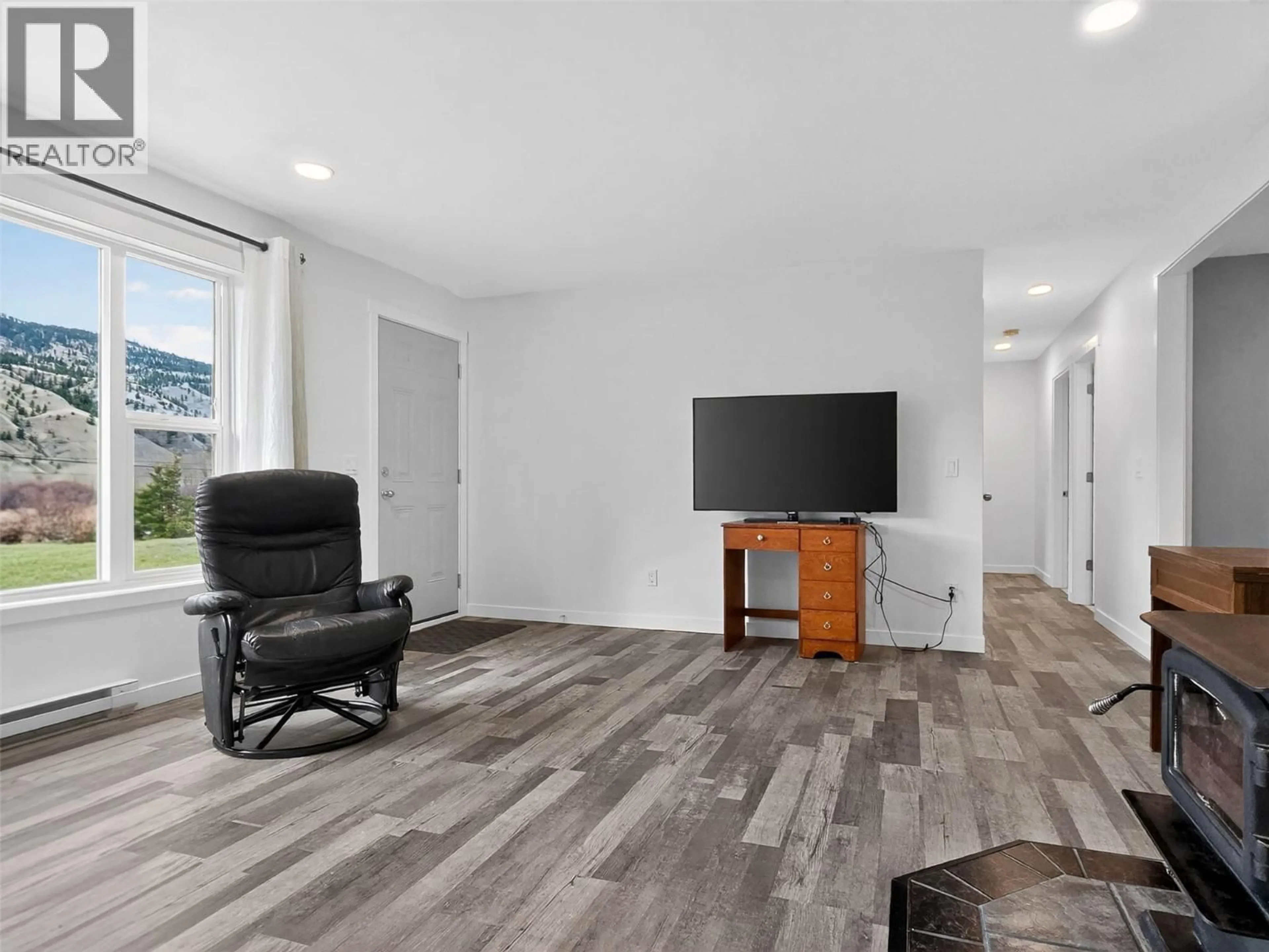 Living room with furniture, unknown for 4032 HILLS FRONTAGE ROAD, Cache Creek British Columbia V0K1H0