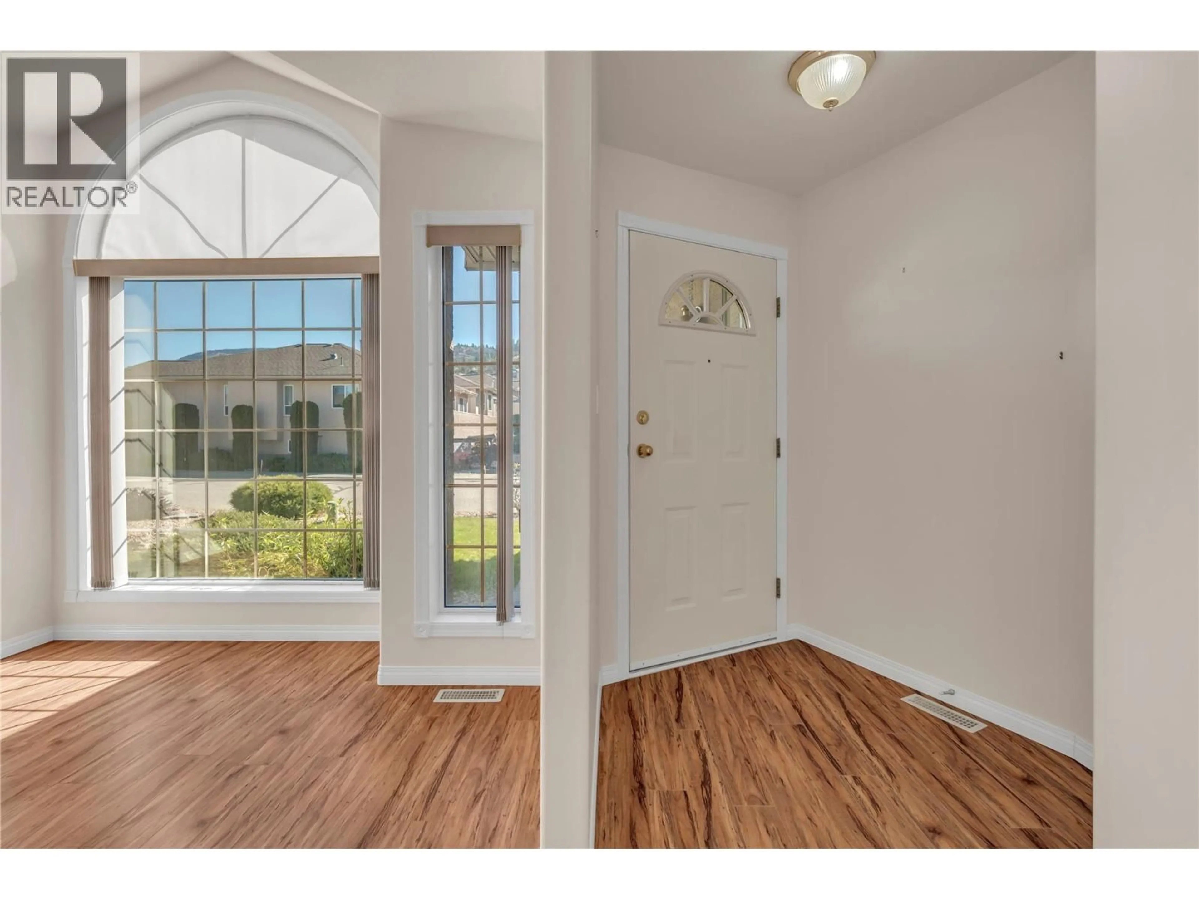 Indoor entryway for 139 - 1634 CARMI AVENUE, Penticton British Columbia V2A8K5