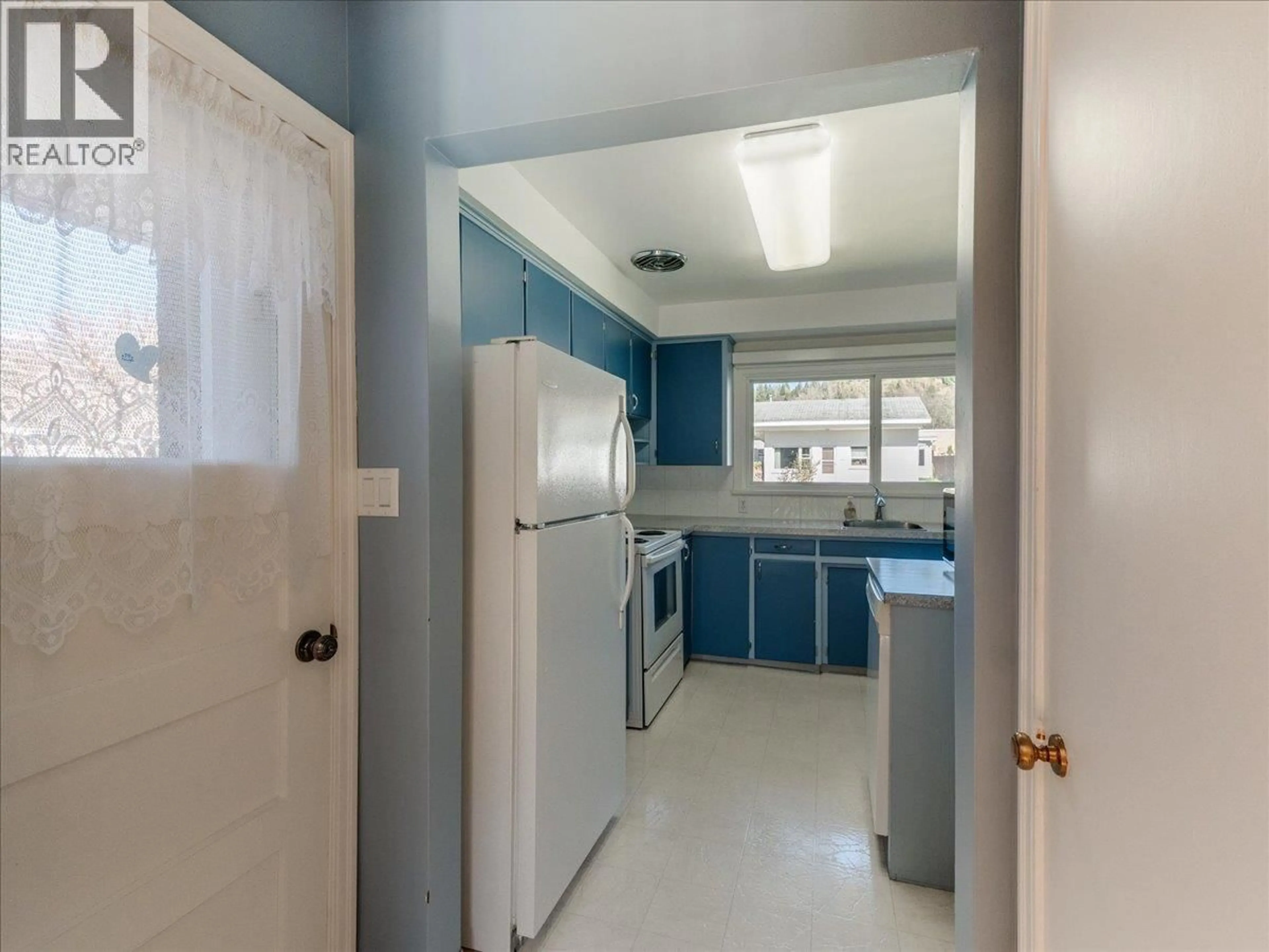 Standard kitchen, unknown for 526 PORTIA CRESCENT, Trail British Columbia V1R1A9