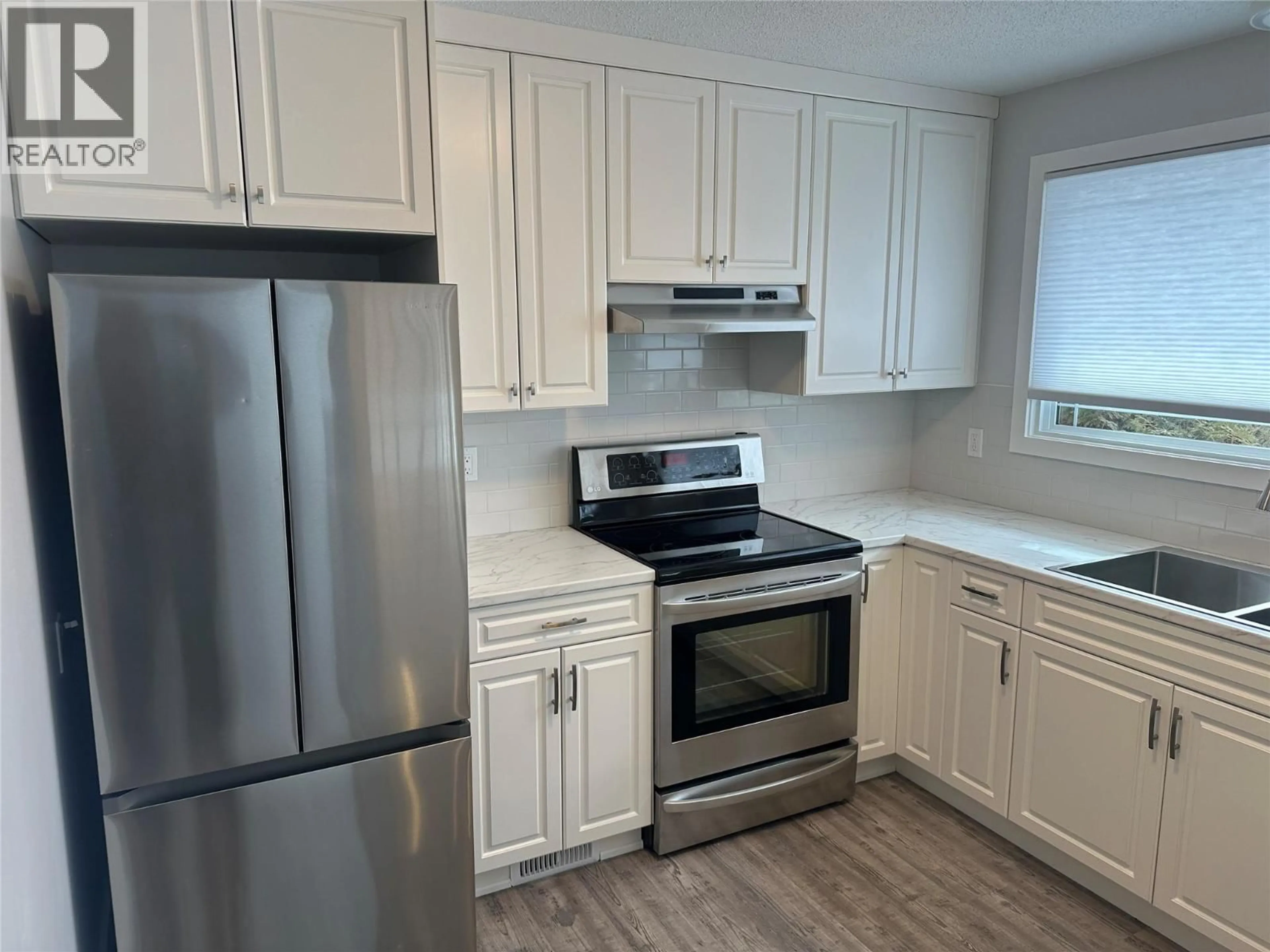 Standard kitchen, unknown for 1916 90 AVENUE, Dawson Creek British Columbia V1G1A6