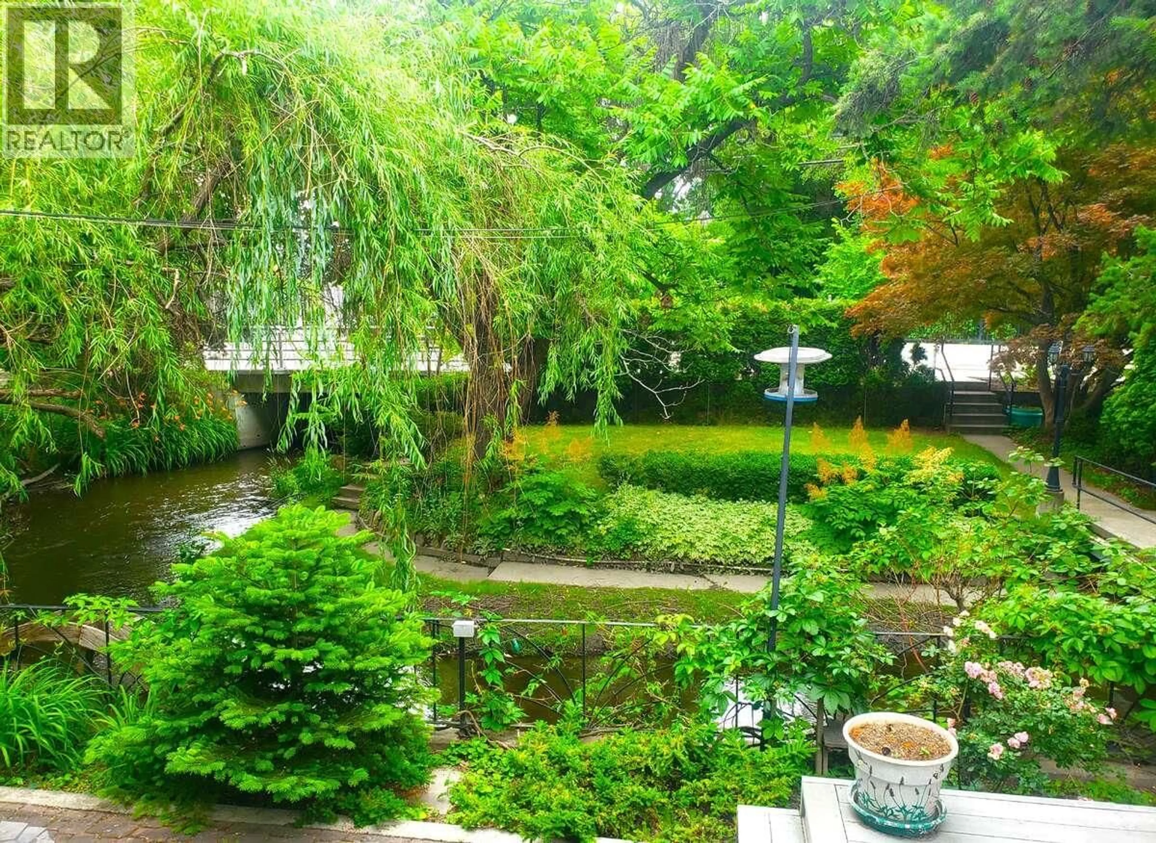 Patio, water/lake/river/ocean view for 1980 ETHEL STREET, Kelowna British Columbia V1Y2Z5