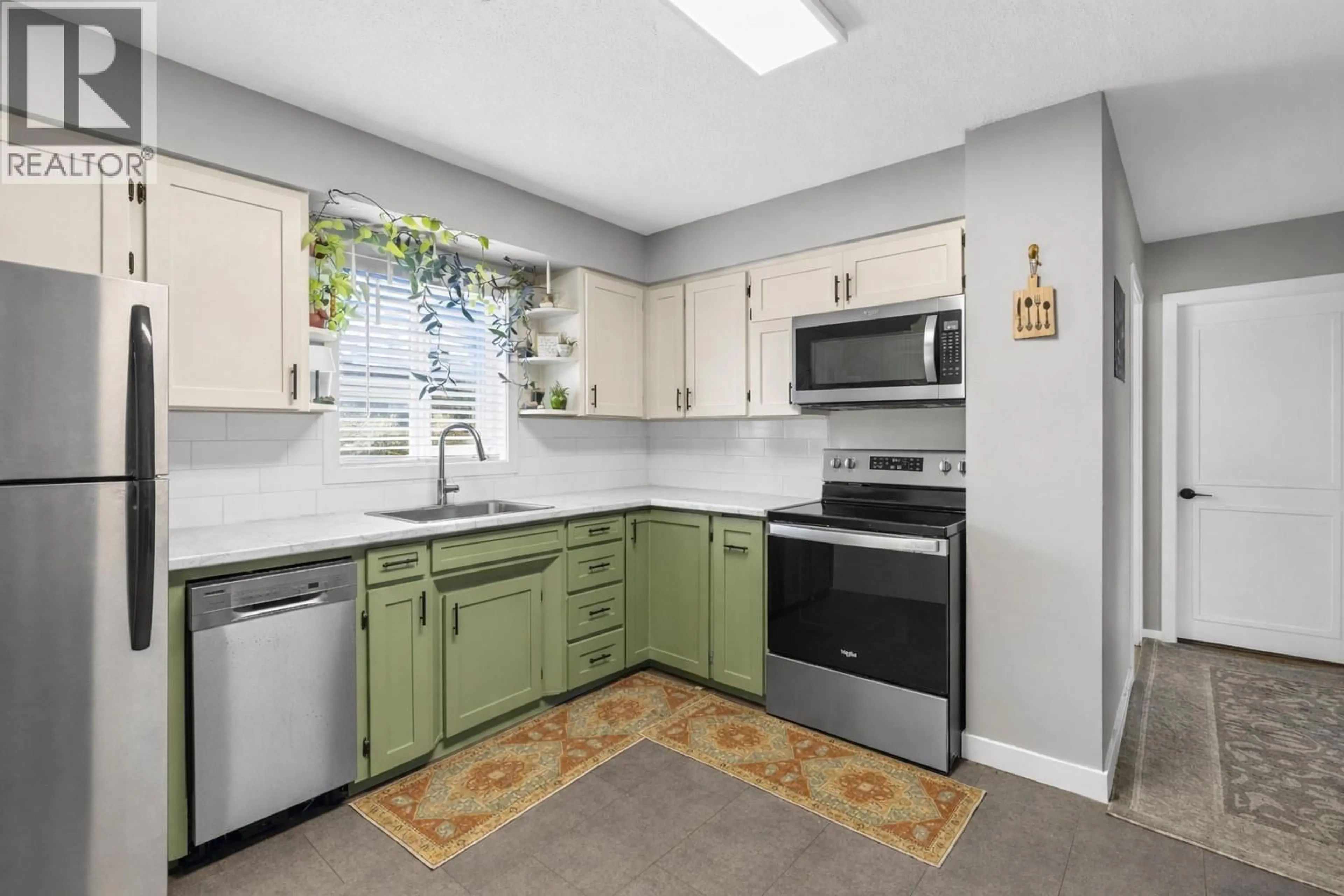 Standard kitchen, ceramic/tile floor for 407/409 MULBERRY AVENUE, Kamloops British Columbia V2B2R3