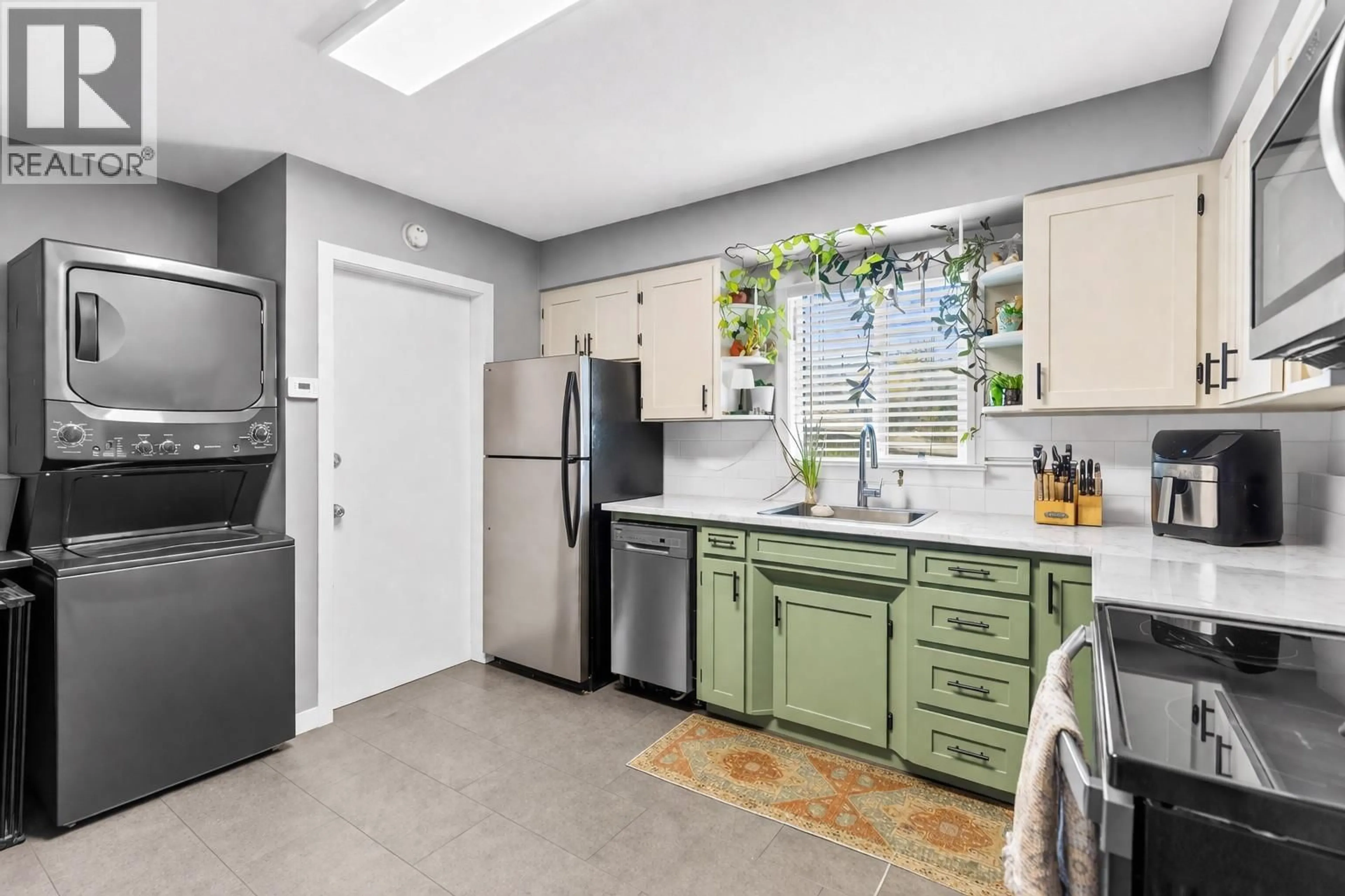 Open concept kitchen, ceramic/tile floor for 407/409 MULBERRY AVENUE, Kamloops British Columbia V2B2R3