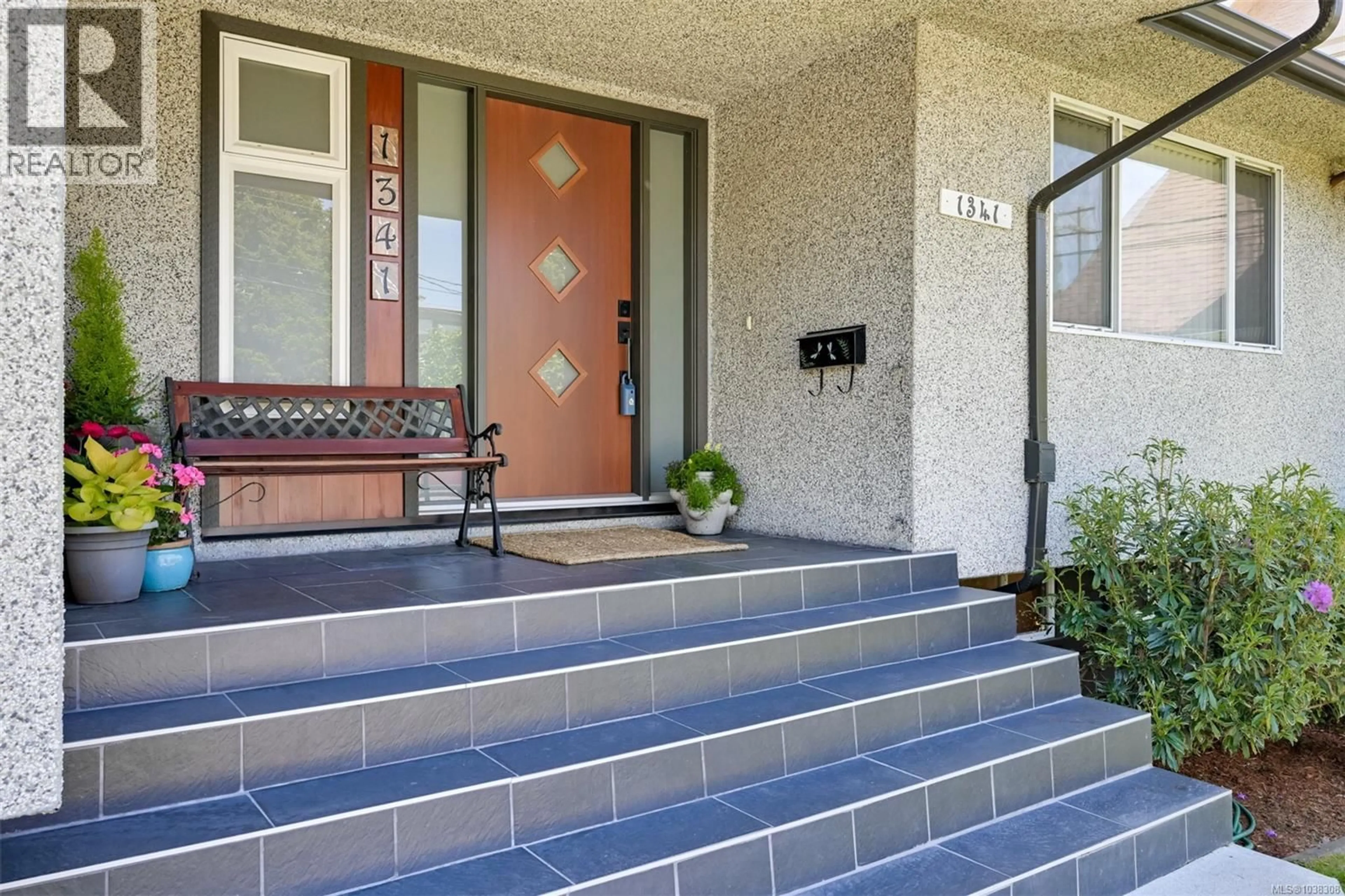Indoor entryway for 1341 LYALL STREET, Esquimalt British Columbia V9A5H5