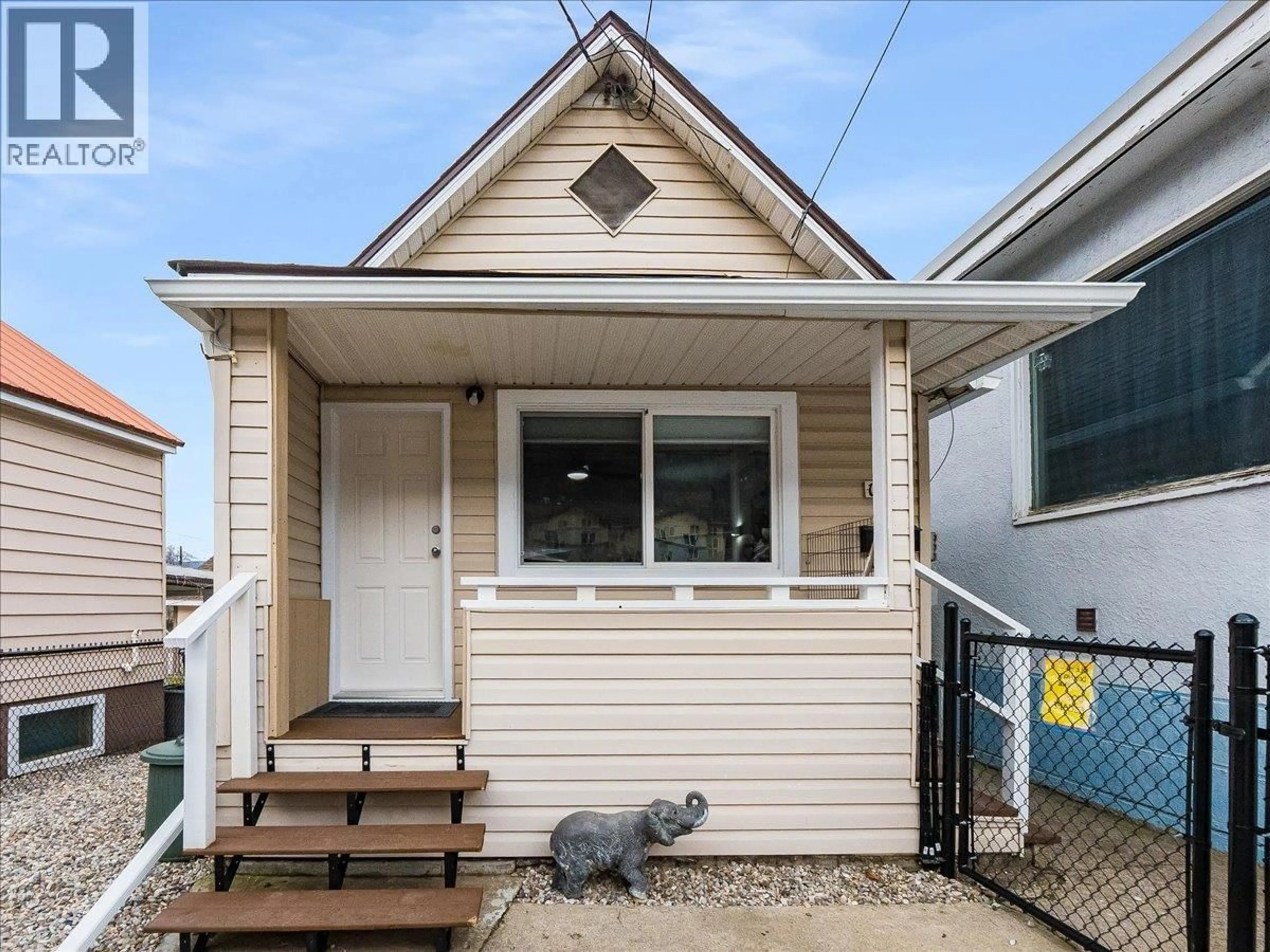 Home with vinyl exterior material, street for 1911 SECOND AVENUE, Trail British Columbia V1R1N1