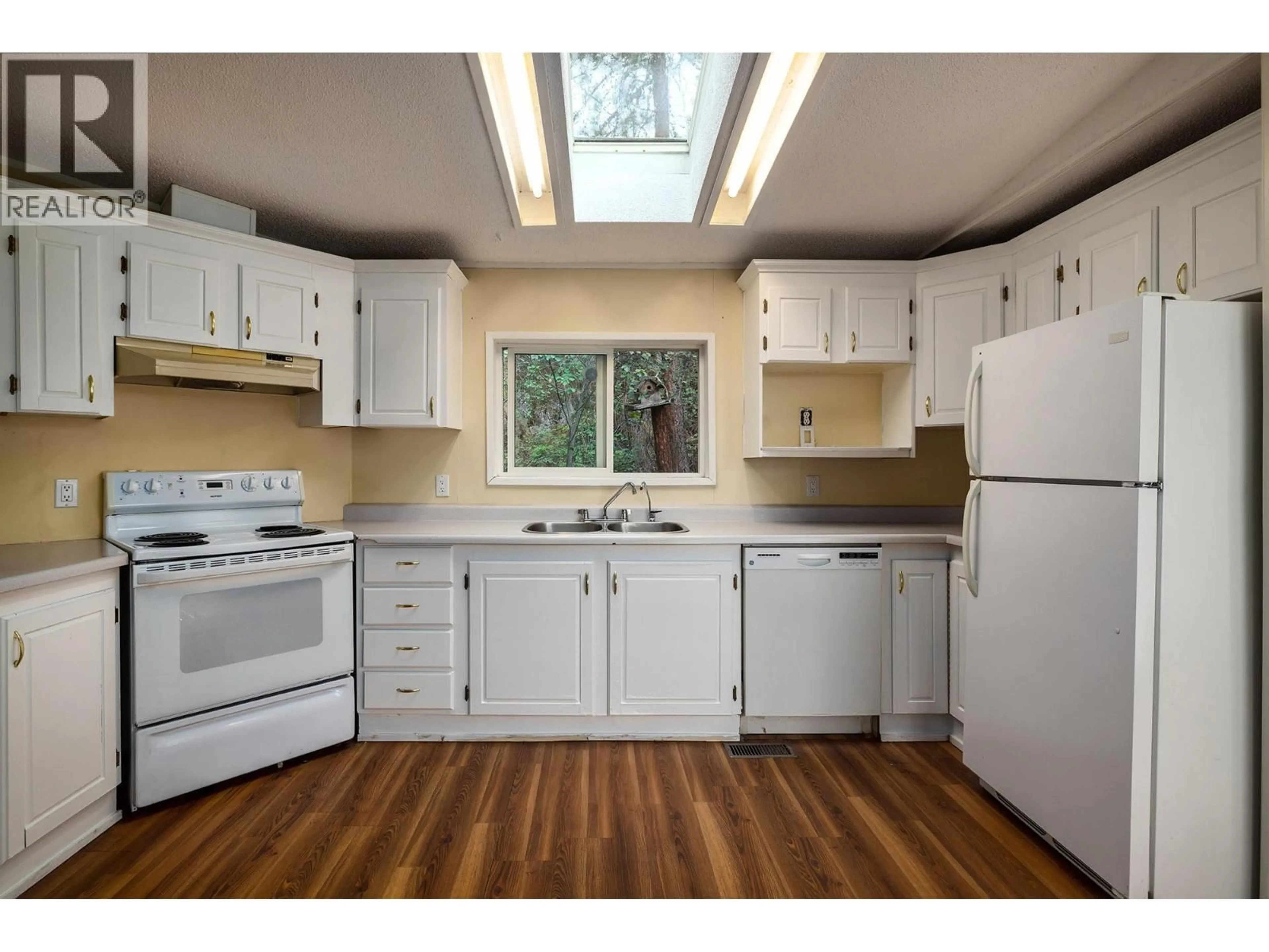 Standard kitchen, wood/laminate floor for 6439 FARMERS DRIVE, Kelowna British Columbia V1P1A2