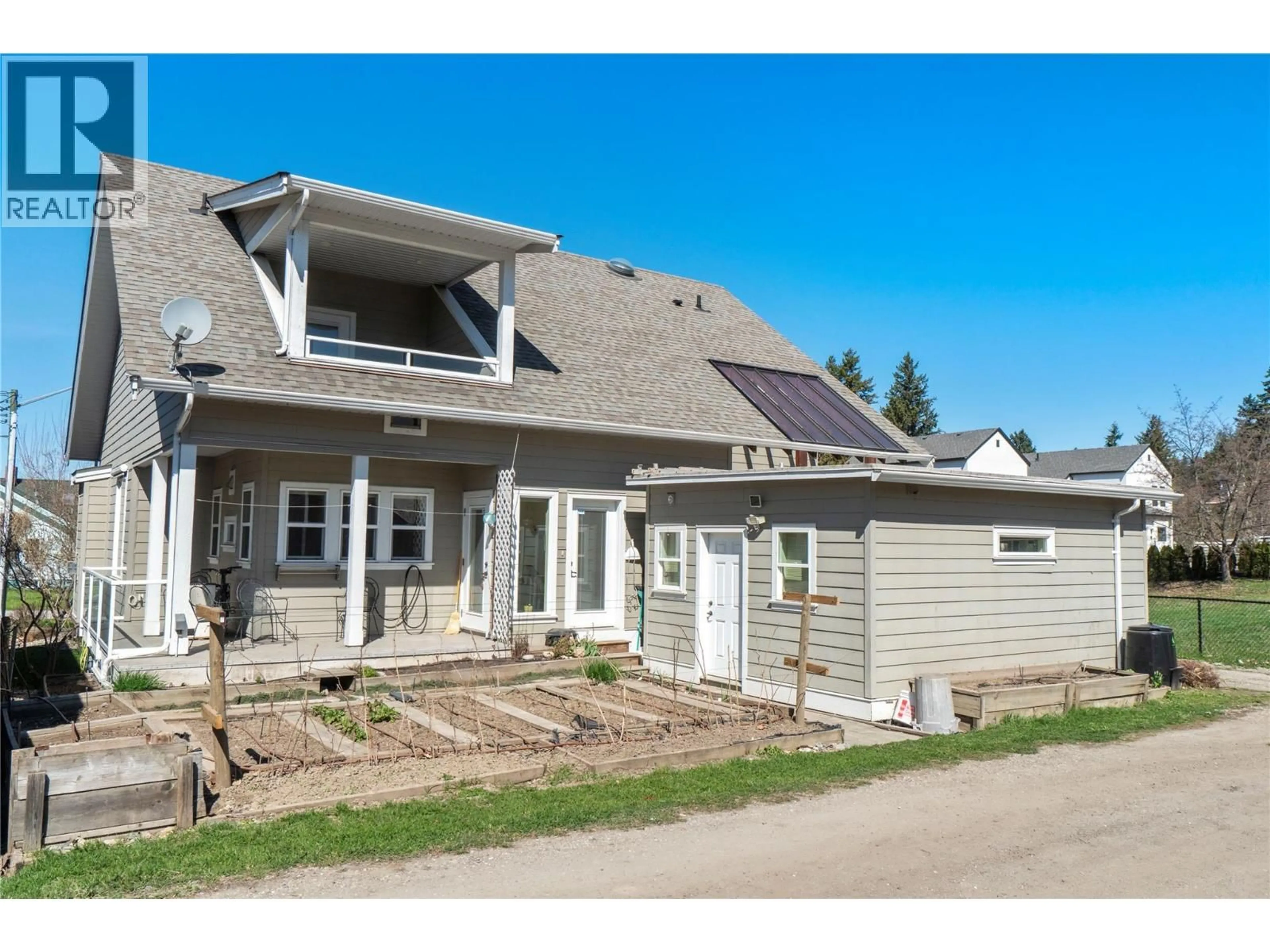 Home with vinyl exterior material, street for 1050 9 AVENUE NORTHEAST, Salmon Arm British Columbia V1E4A8