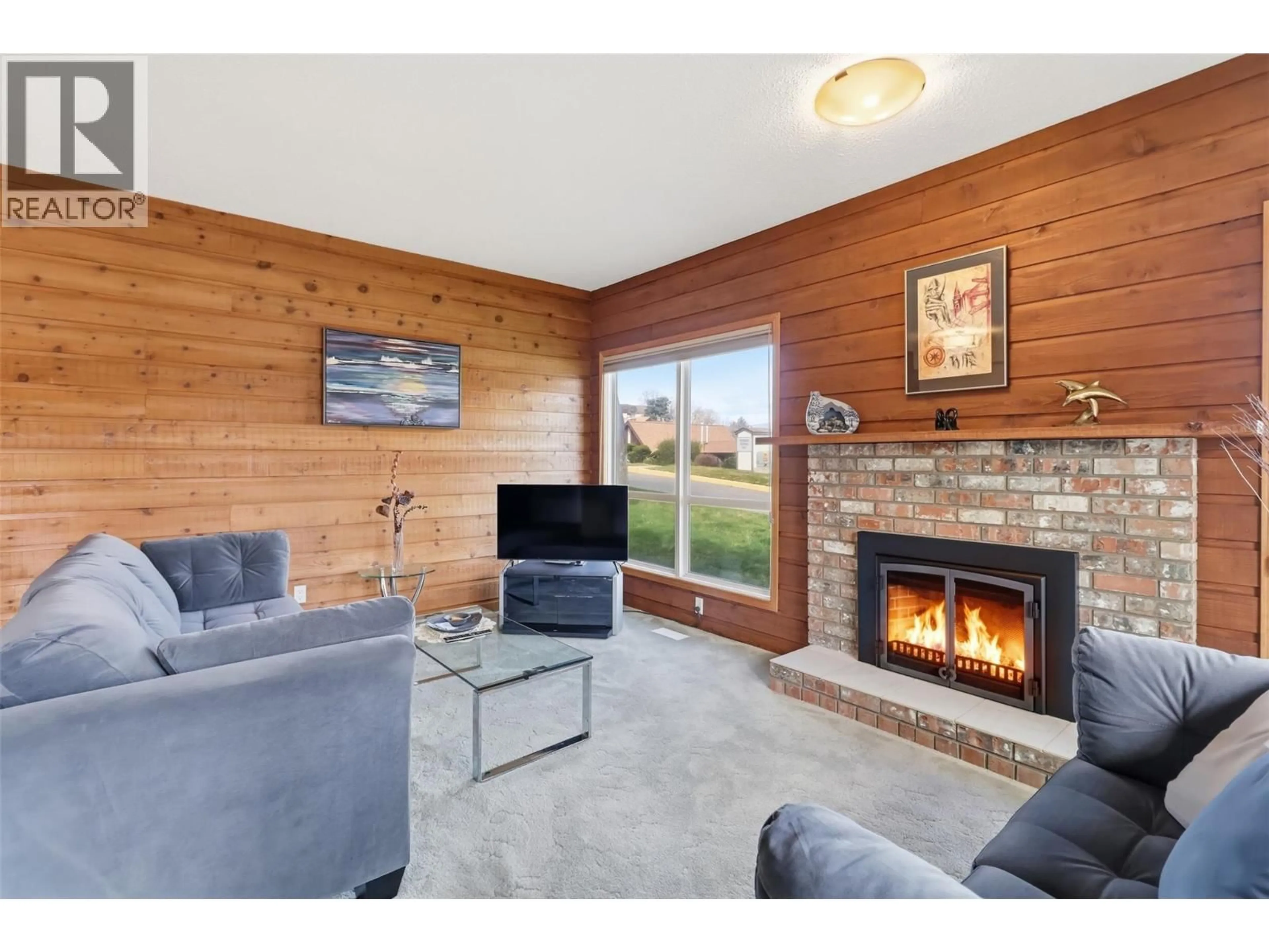 Living room with furniture, wood/laminate floor for 25 - 250 PEMBERTON TERRACE, Kamloops British Columbia V2C6A9