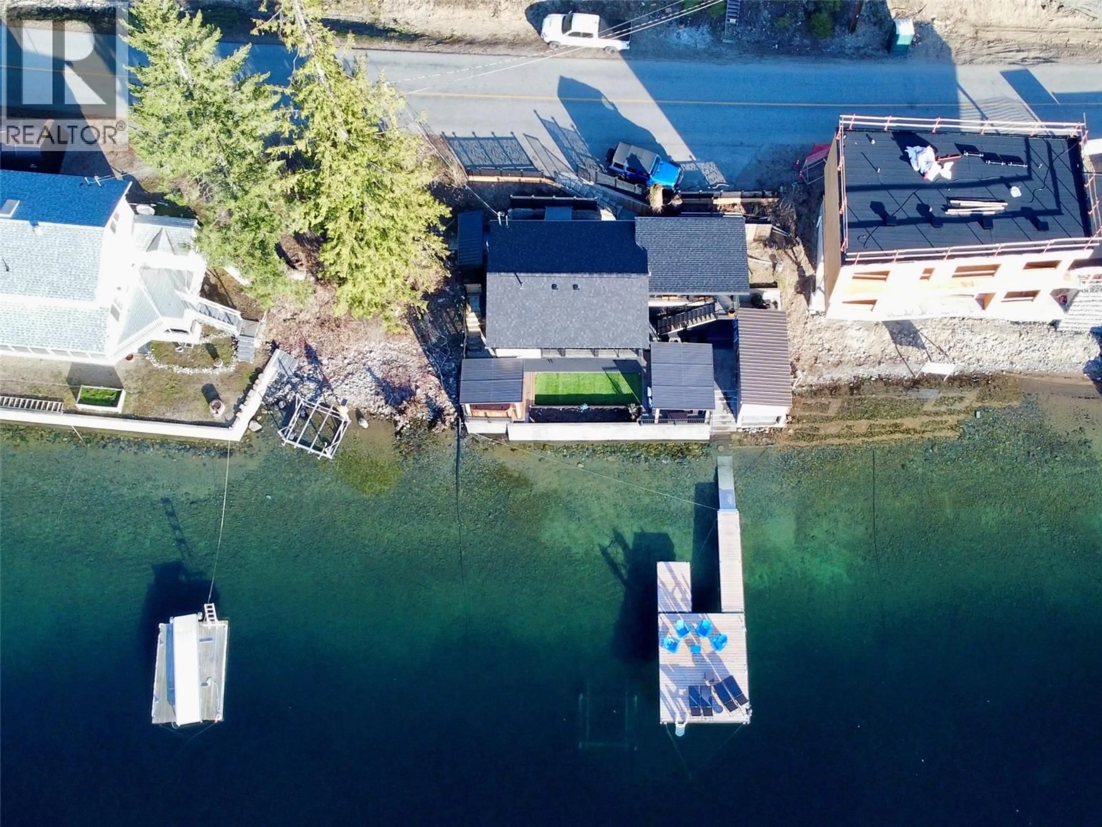 A pic from outside/outdoor area/front of a property/back of a property/a pic from drone, water/lake/river/ocean view for 3127 EAST LAKE DRIVE, Christina Lake British Columbia V0H1H2
