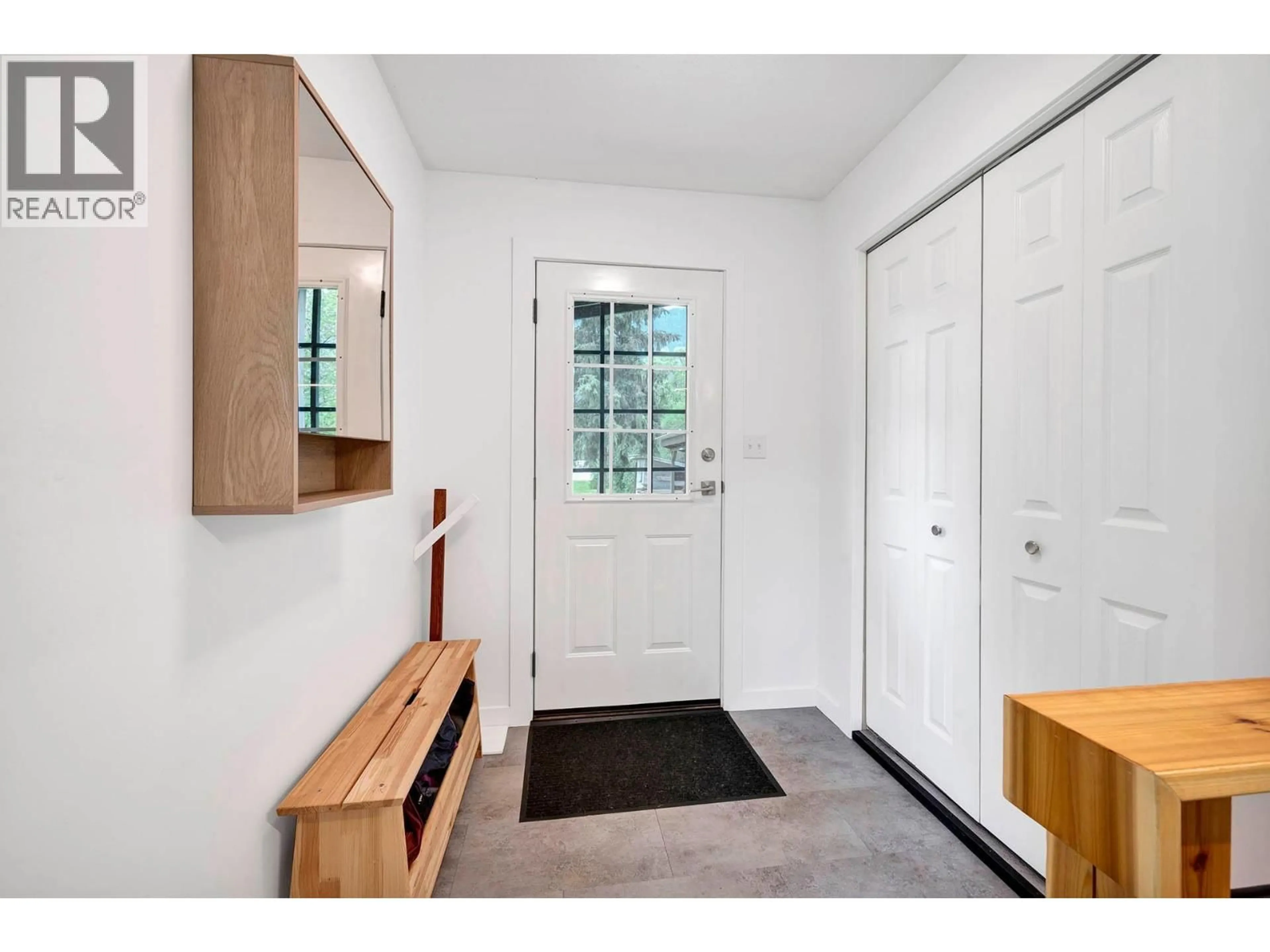 Indoor entryway for 1615 BIRCH ISLAND LOST CRK ROAD, Clearwater British Columbia V0E1N1