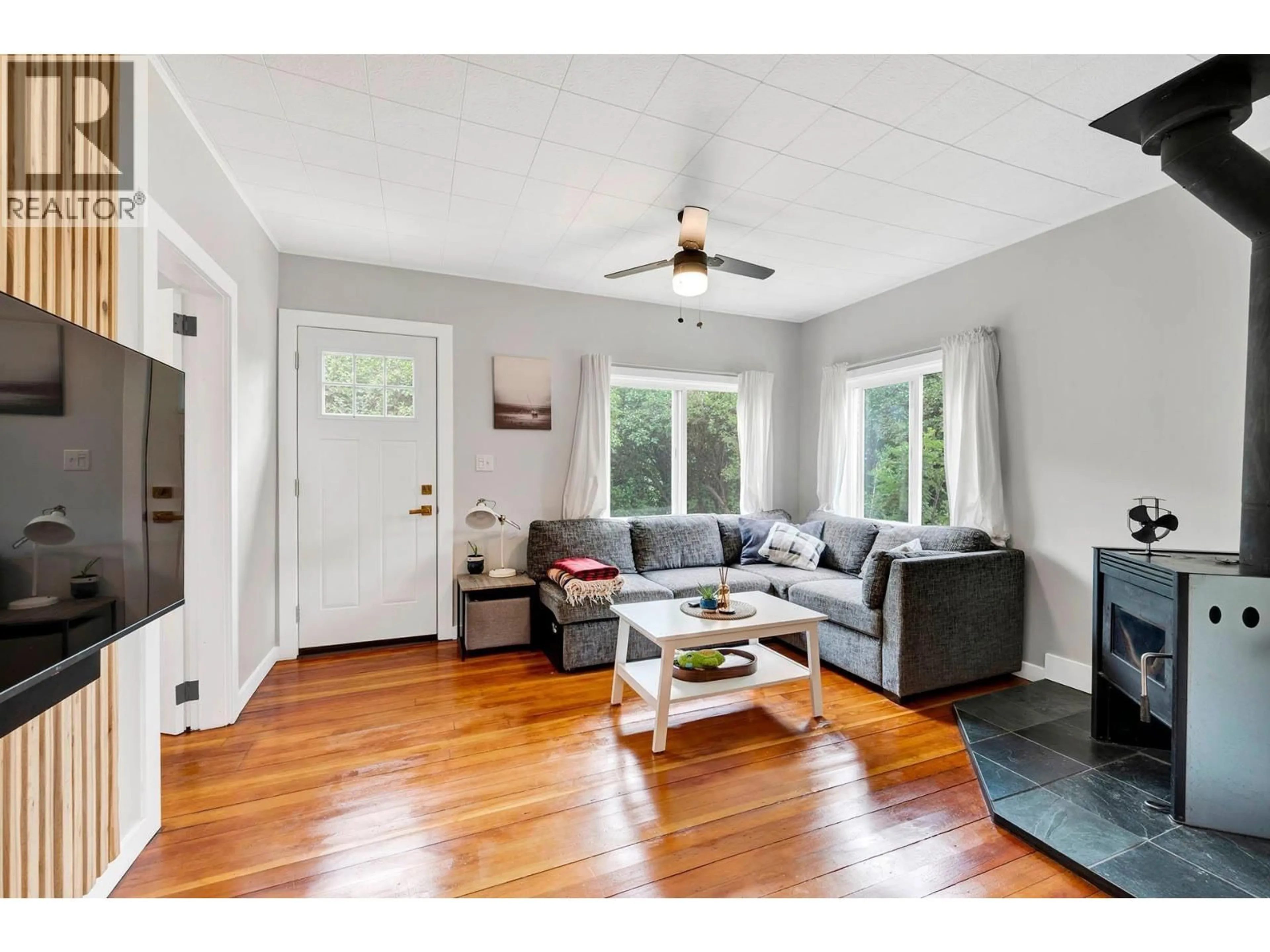 Living room with furniture, wood/laminate floor for 1615 BIRCH ISLAND LOST CRK ROAD, Clearwater British Columbia V0E1N1