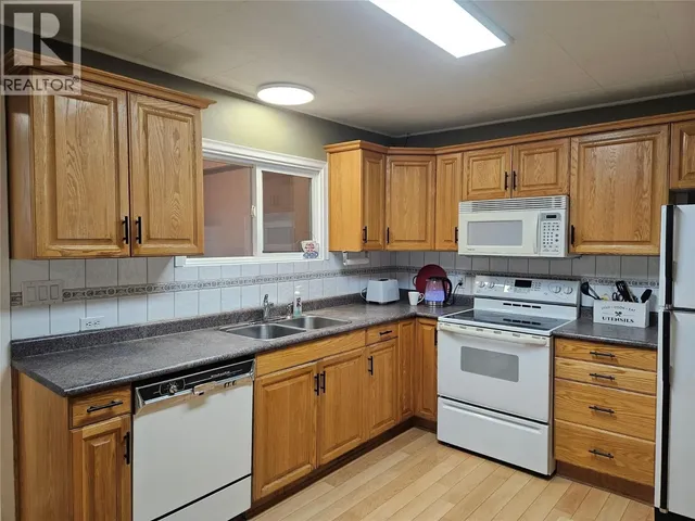 301 5TH STREET NORTHWEST, Nakusp 4