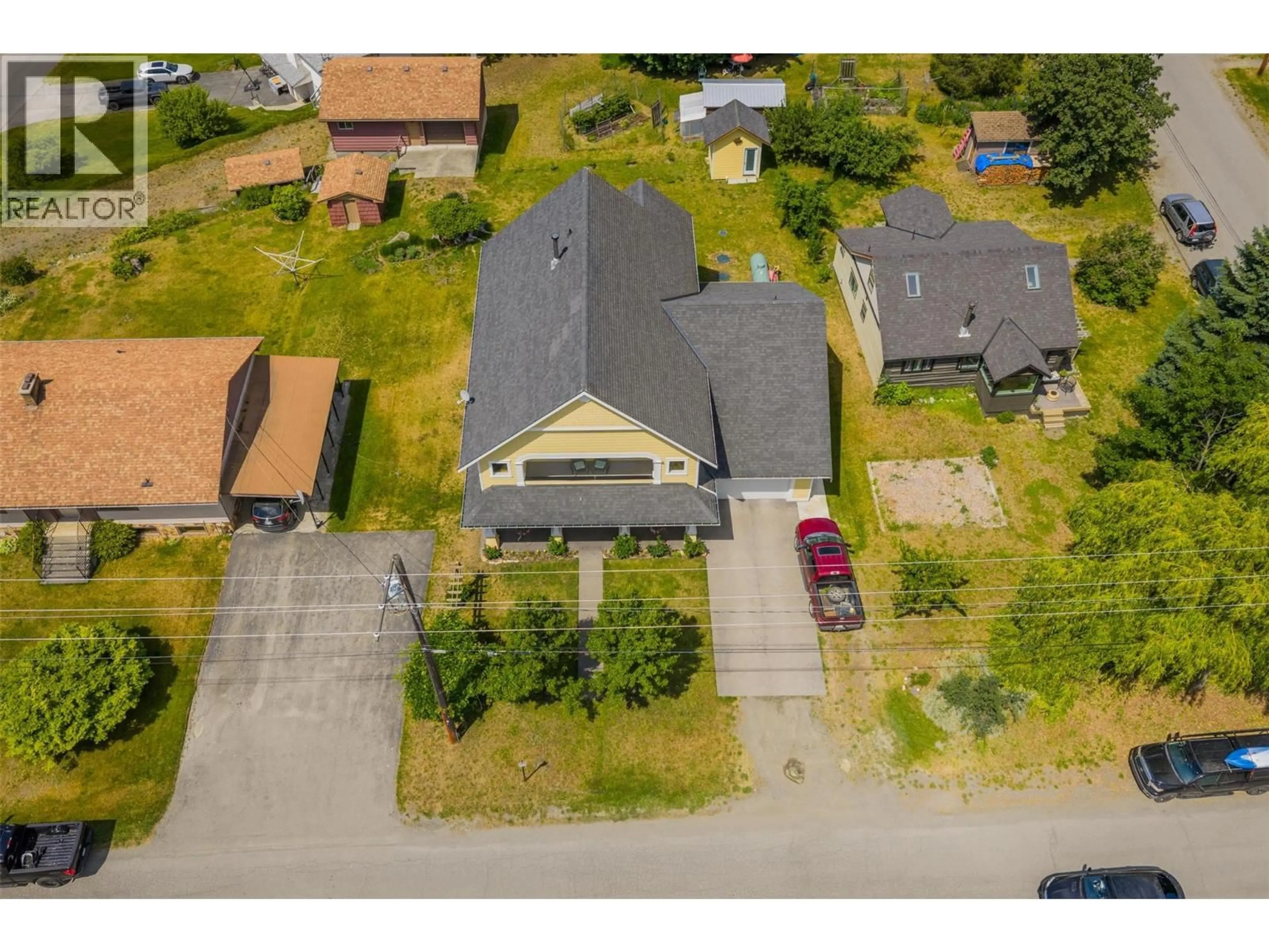 A pic from outside/outdoor area/front of a property/back of a property/a pic from drone, street for 509 6TH STREET, Kaslo British Columbia V0G1M0