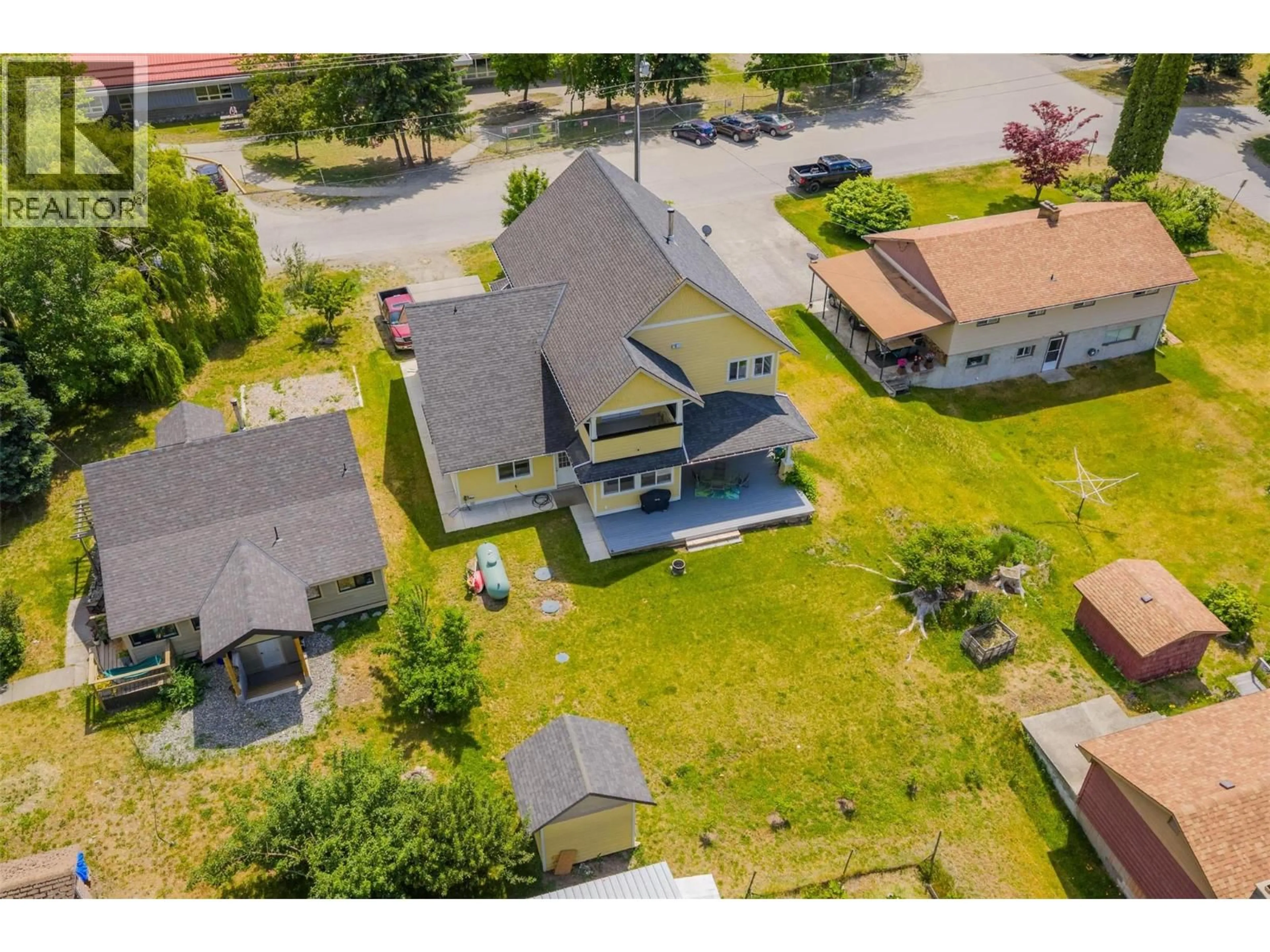 A pic from outside/outdoor area/front of a property/back of a property/a pic from drone, street for 509 6TH STREET, Kaslo British Columbia V0G1M0