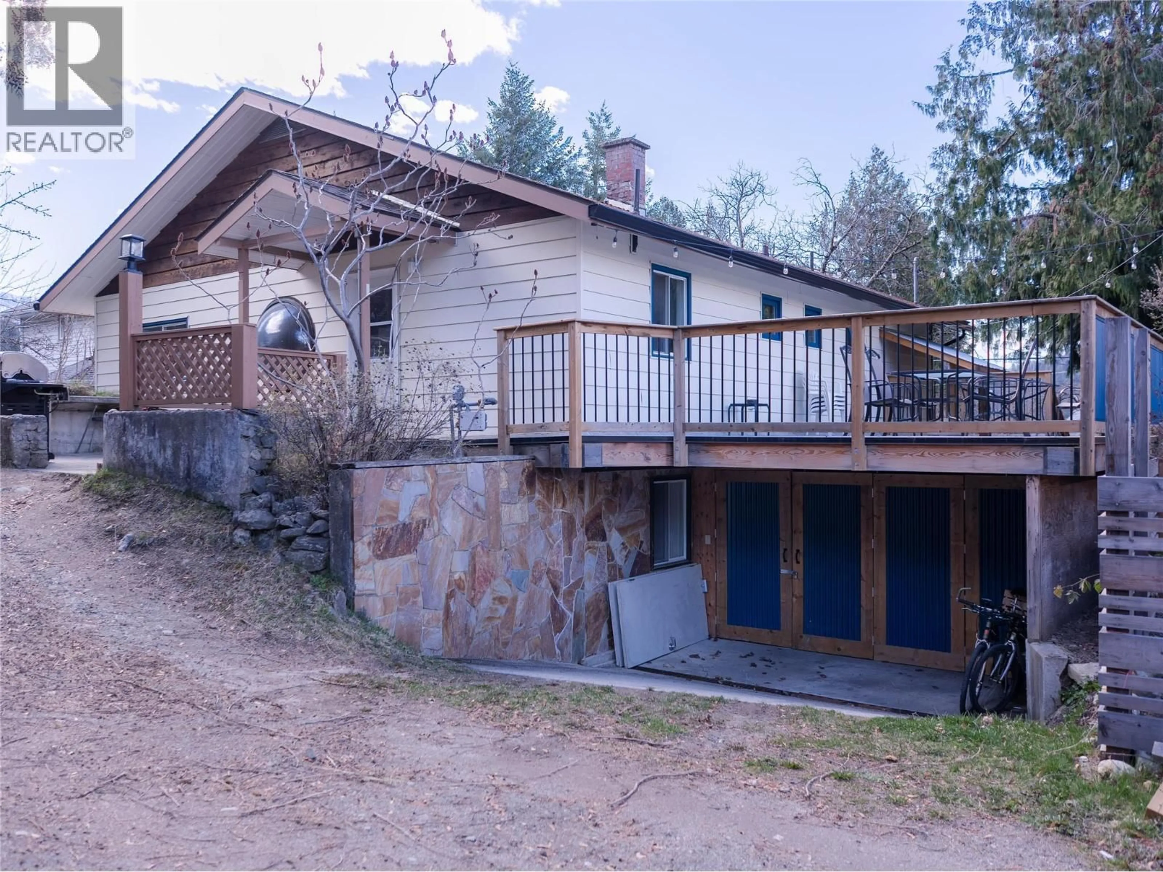A pic from outside/outdoor area/front of a property/back of a property/a pic from drone, building for 712 NINTH STREET, Nelson British Columbia V1L3B7