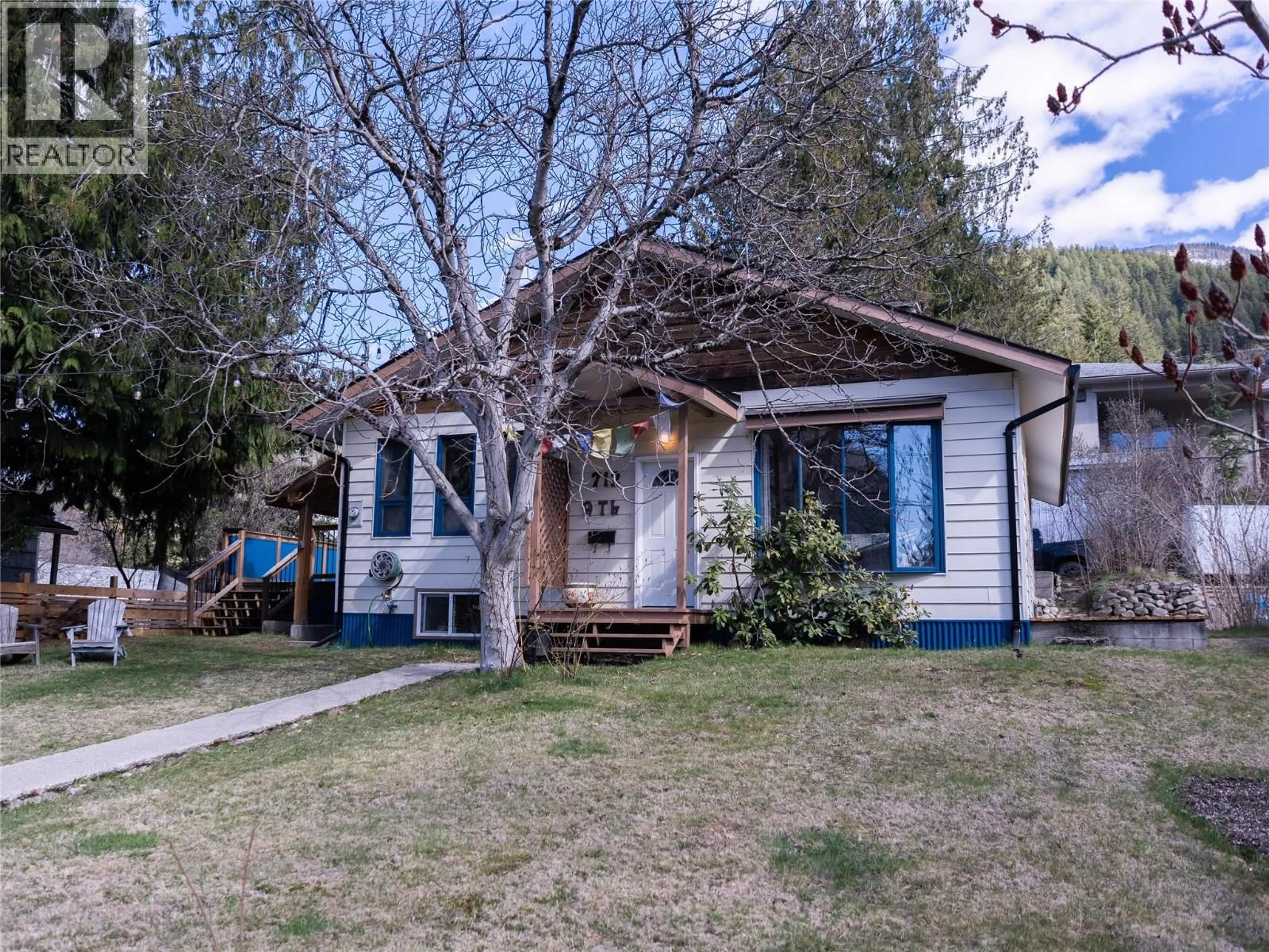 Home with vinyl exterior material, street for 712 NINTH STREET, Nelson British Columbia V1L3B7