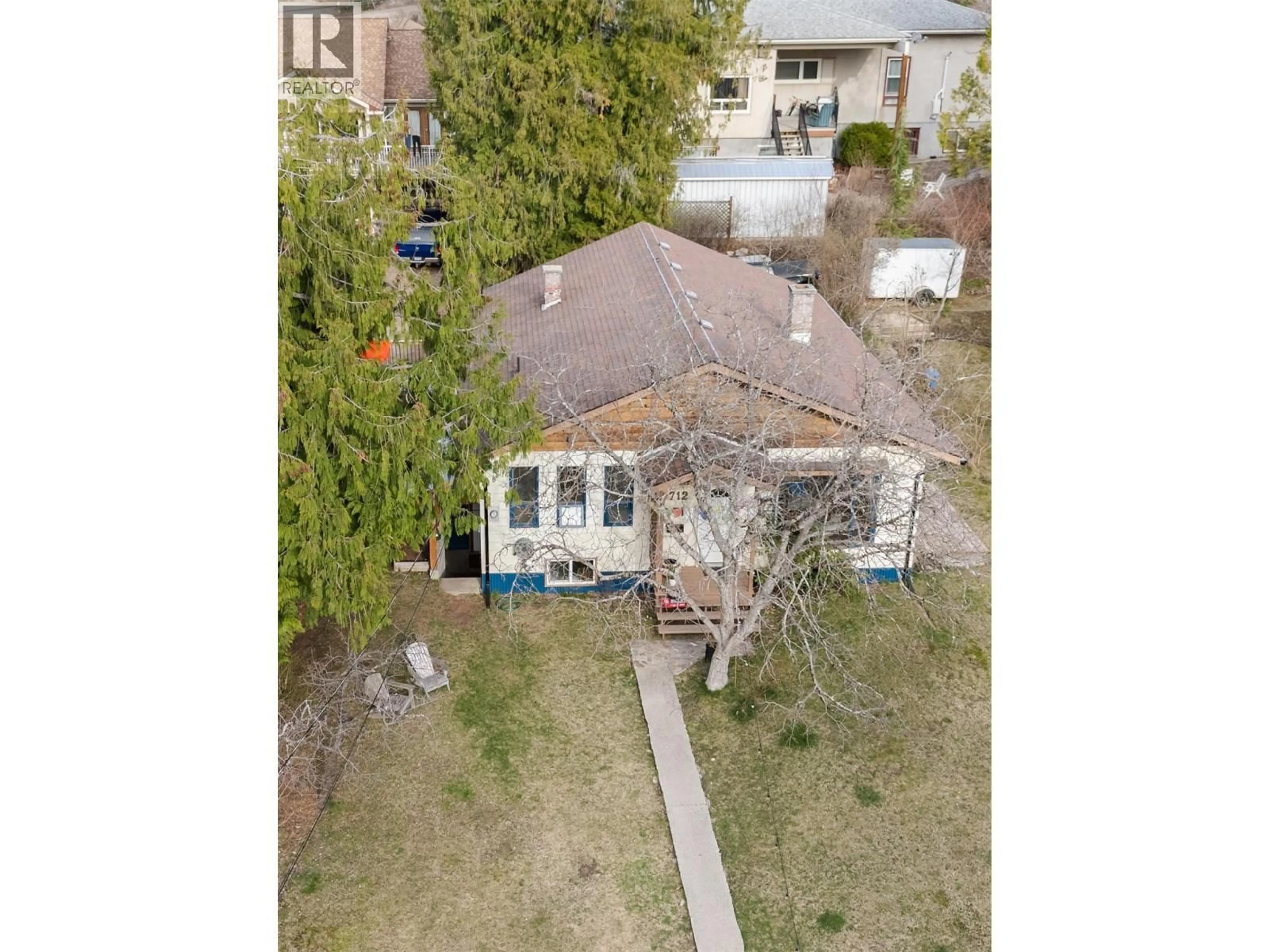 A pic from outside/outdoor area/front of a property/back of a property/a pic from drone, unknown for 712 NINTH STREET, Nelson British Columbia V1L3B7