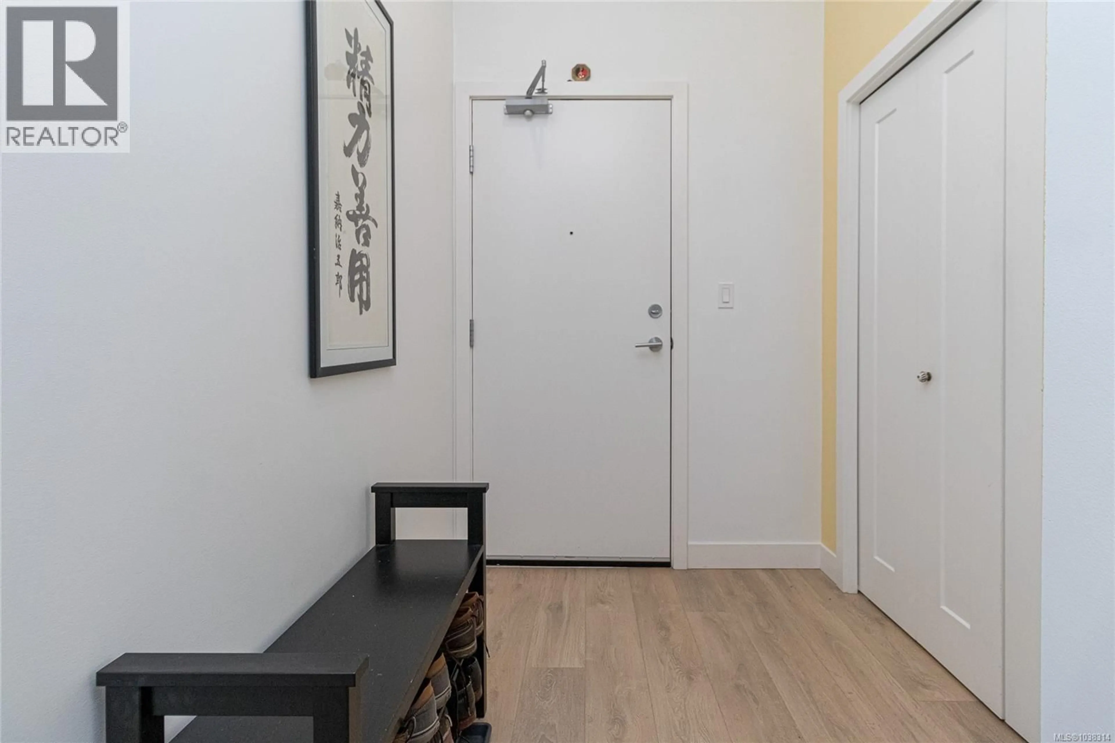 Indoor entryway for 103 - 9864 FOURTH STREET, Sidney British Columbia V8L2Z4