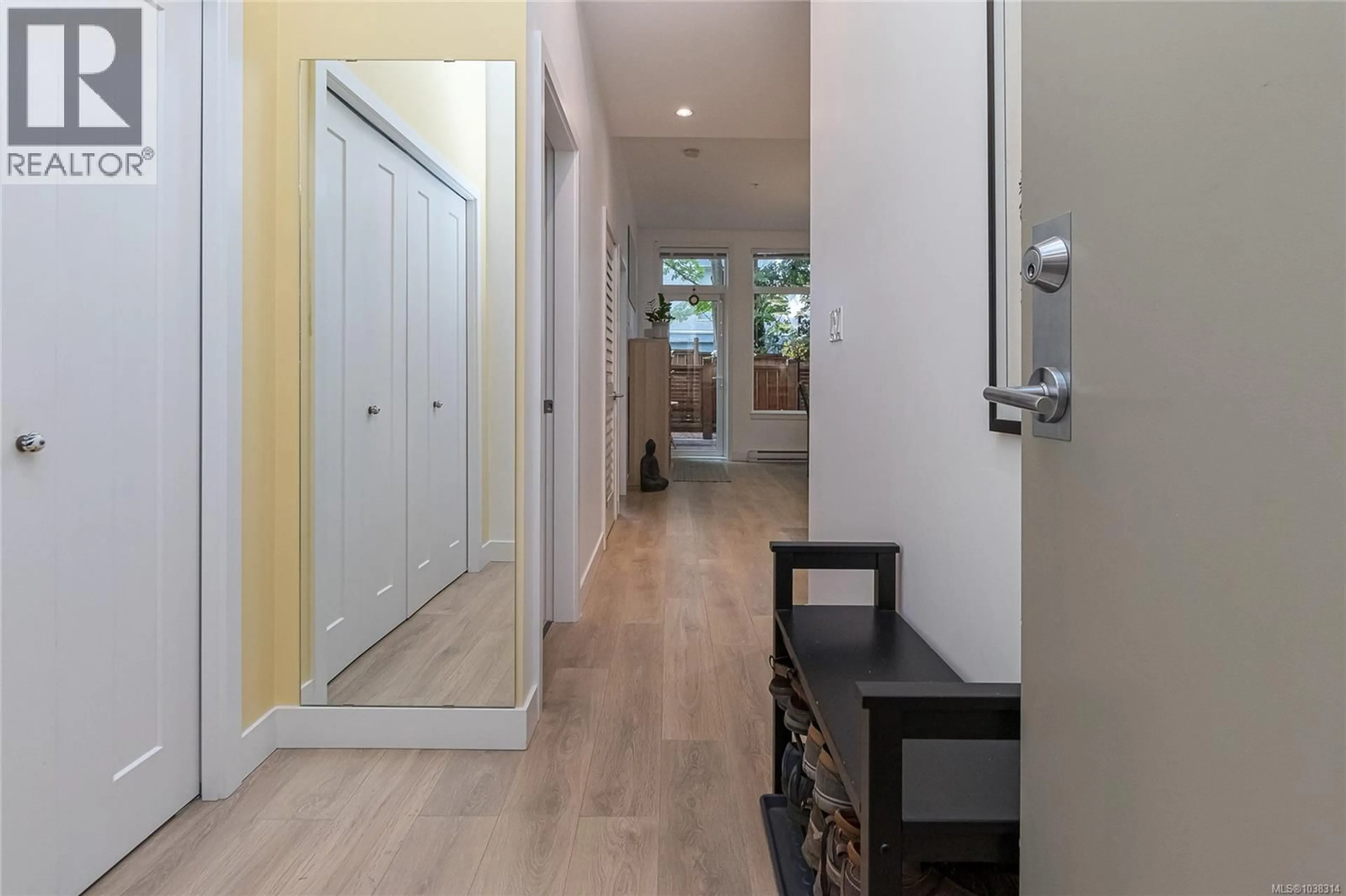 Indoor entryway for 103 - 9864 FOURTH STREET, Sidney British Columbia V8L2Z4