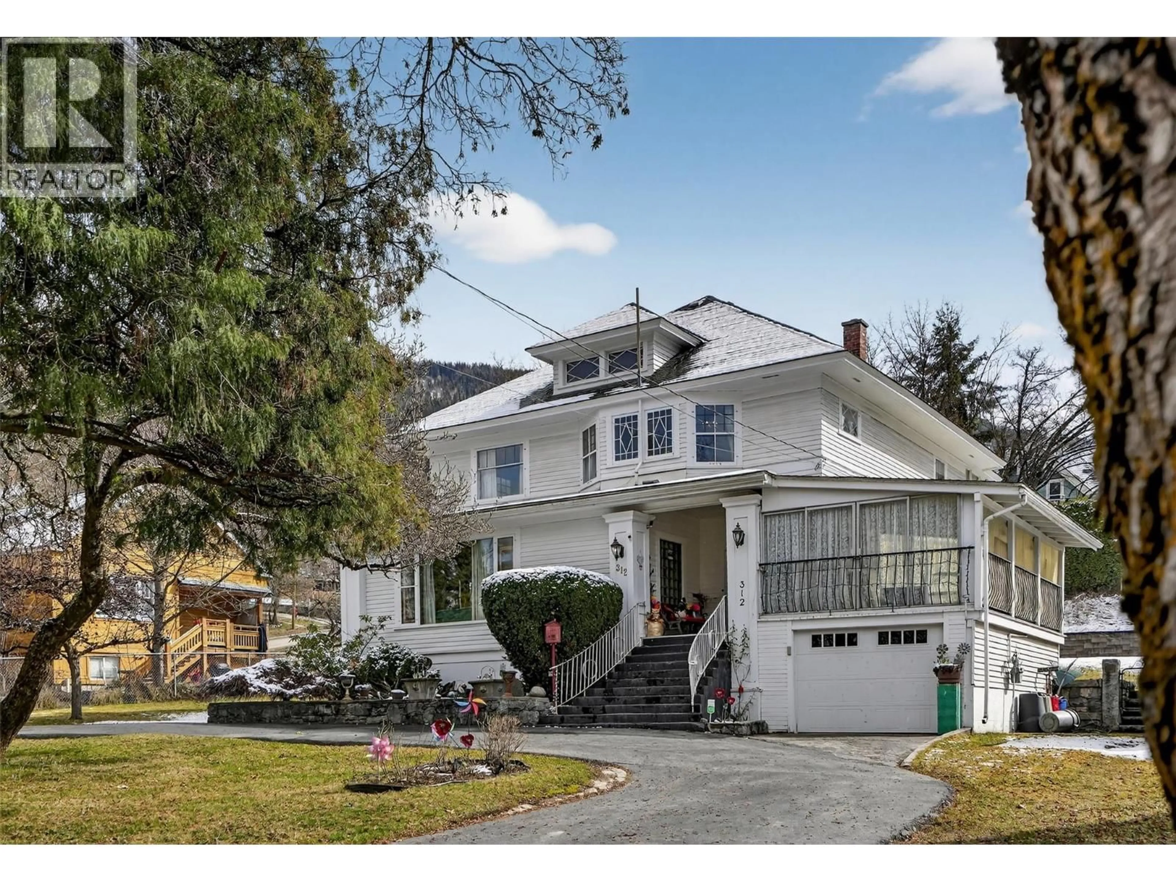 Home with vinyl exterior material, street for 312 LATIMER STREET, Nelson British Columbia V1L4T6