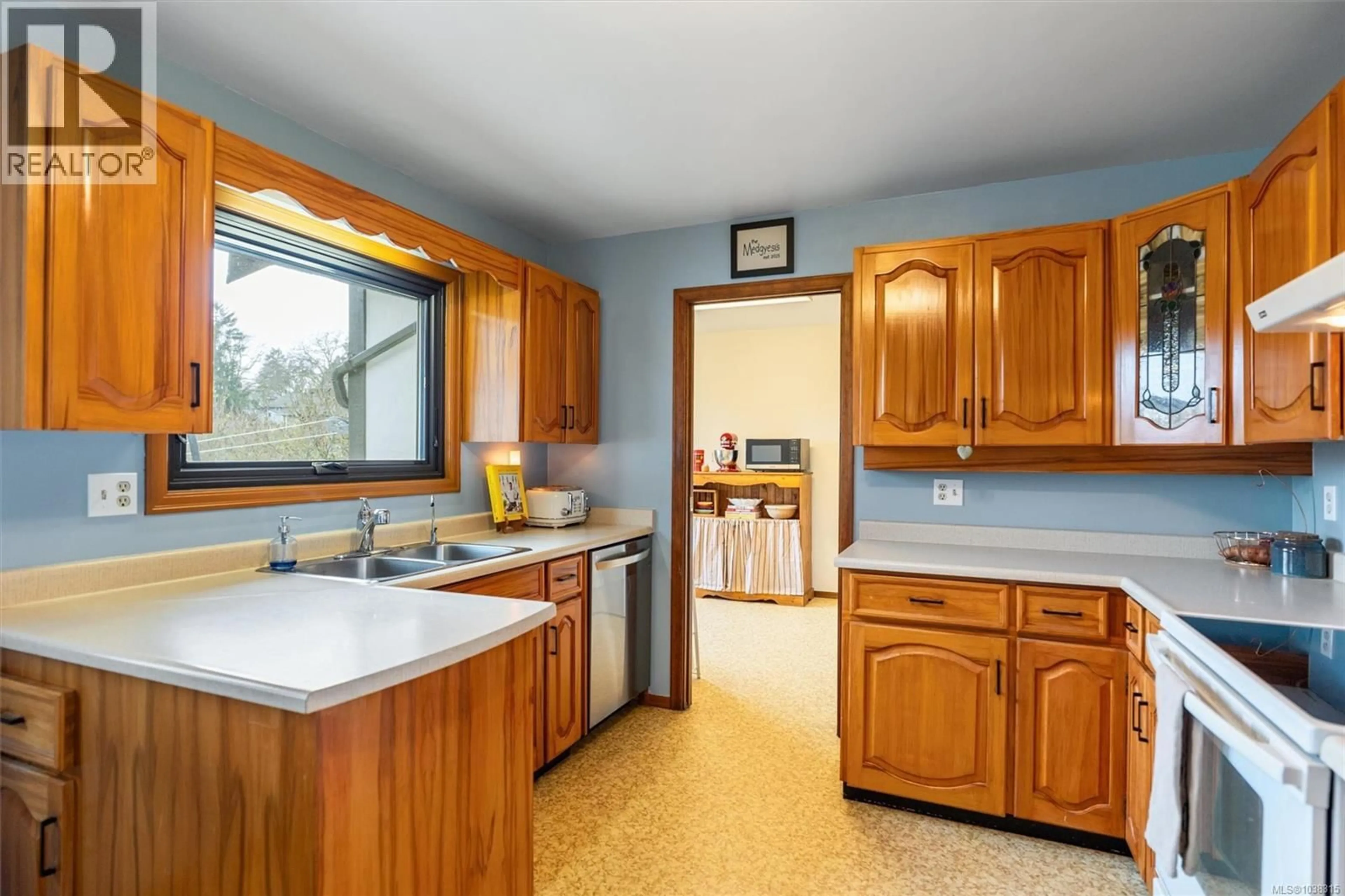 Standard kitchen, unknown for 891 LAVENDER AVENUE, Saanich British Columbia V8Z2M6