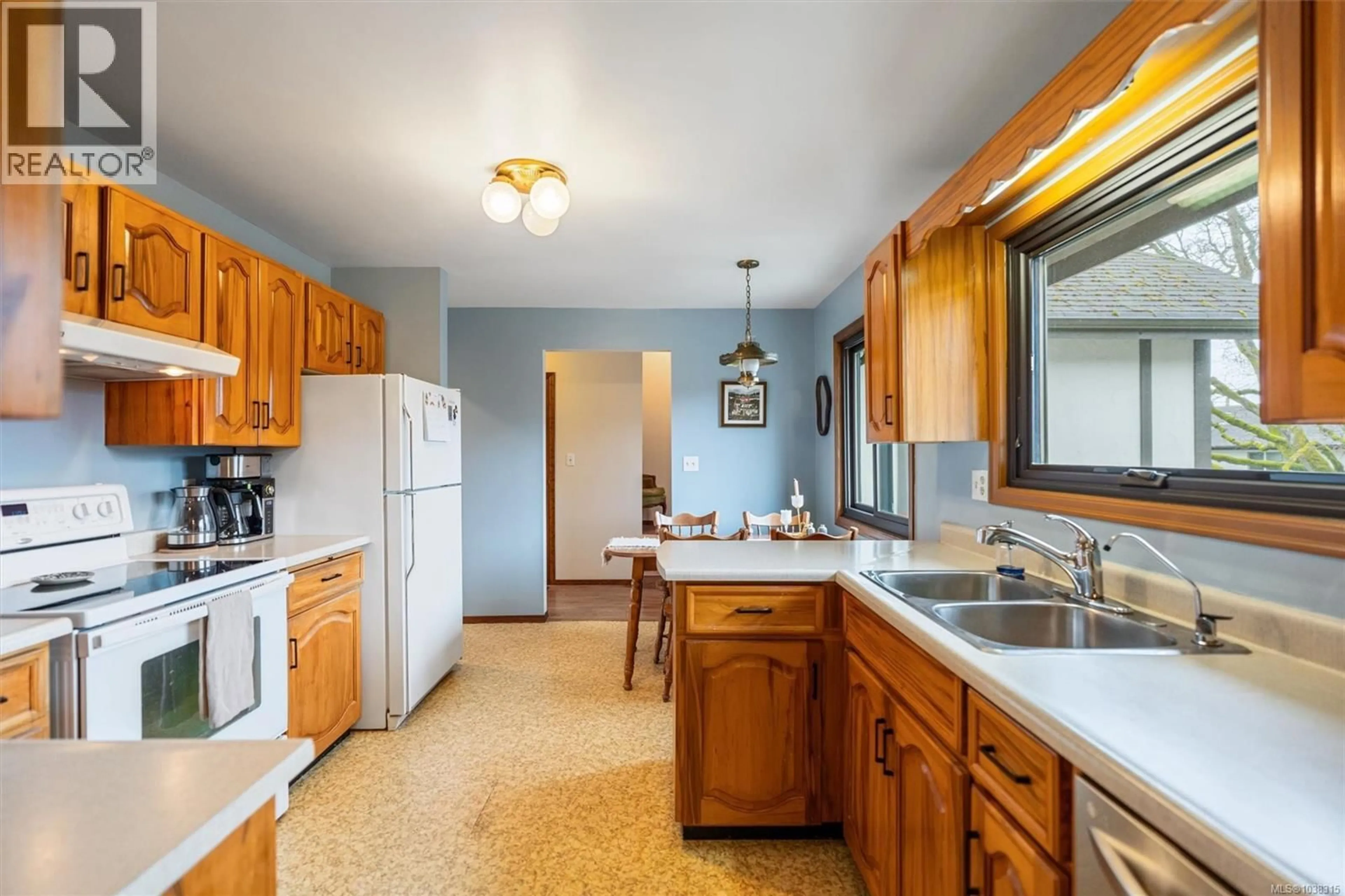 Standard kitchen, ceramic/tile floor for 891 LAVENDER AVENUE, Saanich British Columbia V8Z2M6